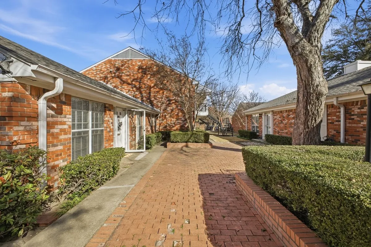 Condominium For Sale in Tarrant County , 907 Roaring Springs Road, Fort Worth, Texas 76114, 2 Bedroom, 2 Bathroom, Garage spaces, 1,333 Sqft, built in 1970, mls#21173398, Real Estate Agent in Fort Worth, Homes For Sale in Tarrant county, Homes For Sale in Fort Worth, Realtor in Fort Worth Texas, Real Estate Brokerage Independent Realty Texas, Luminita Cordes Realtor