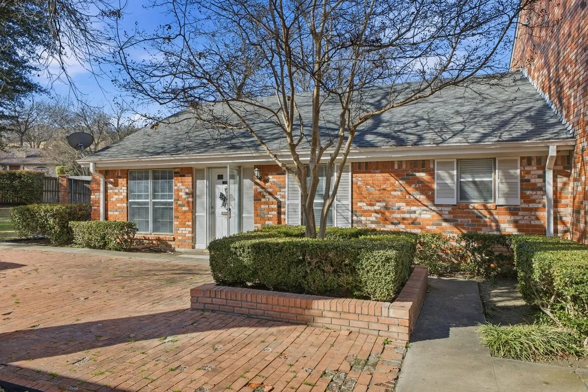 Condominium For Sale in Tarrant County , 907 Roaring Springs Road, Fort Worth, Texas 76114, 2 Bedroom, 2 Bathroom, Garage spaces, 1,333 Sqft, built in 1970, mls#21173398, Real Estate Agent in Fort Worth, Homes For Sale in Tarrant county, Homes For Sale in Fort Worth, Realtor in Fort Worth Texas, Real Estate Brokerage Independent Realty Texas, Luminita Cordes Realtor