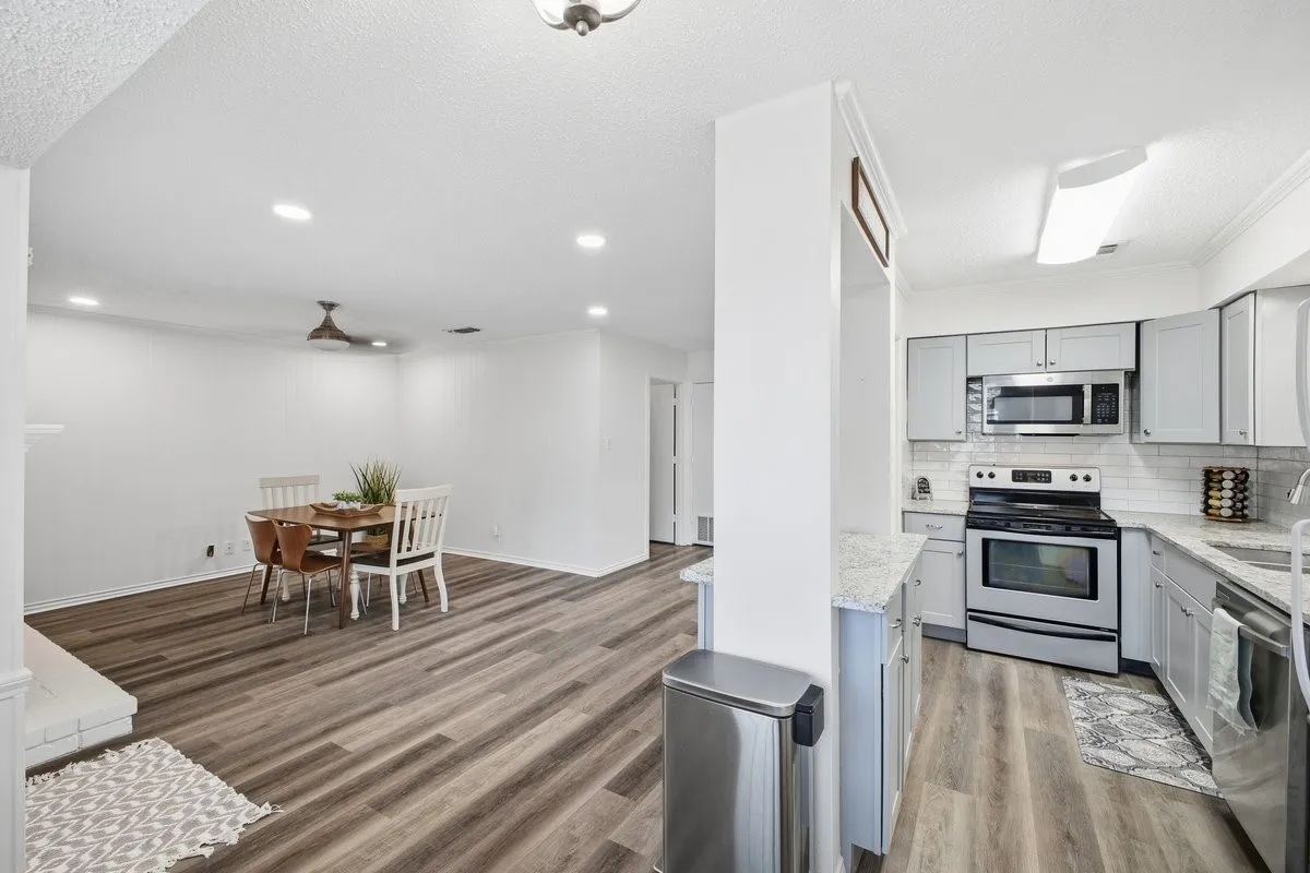 Condominium For Sale in Tarrant County , 907 Roaring Springs Road, Fort Worth, Texas 76114, 2 Bedroom, 2 Bathroom, Garage spaces, 1,333 Sqft, built in 1970, mls#21173398, Real Estate Agent in Fort Worth, Homes For Sale in Tarrant county, Homes For Sale in Fort Worth, Realtor in Fort Worth Texas, Real Estate Brokerage Independent Realty Texas, Luminita Cordes Realtor