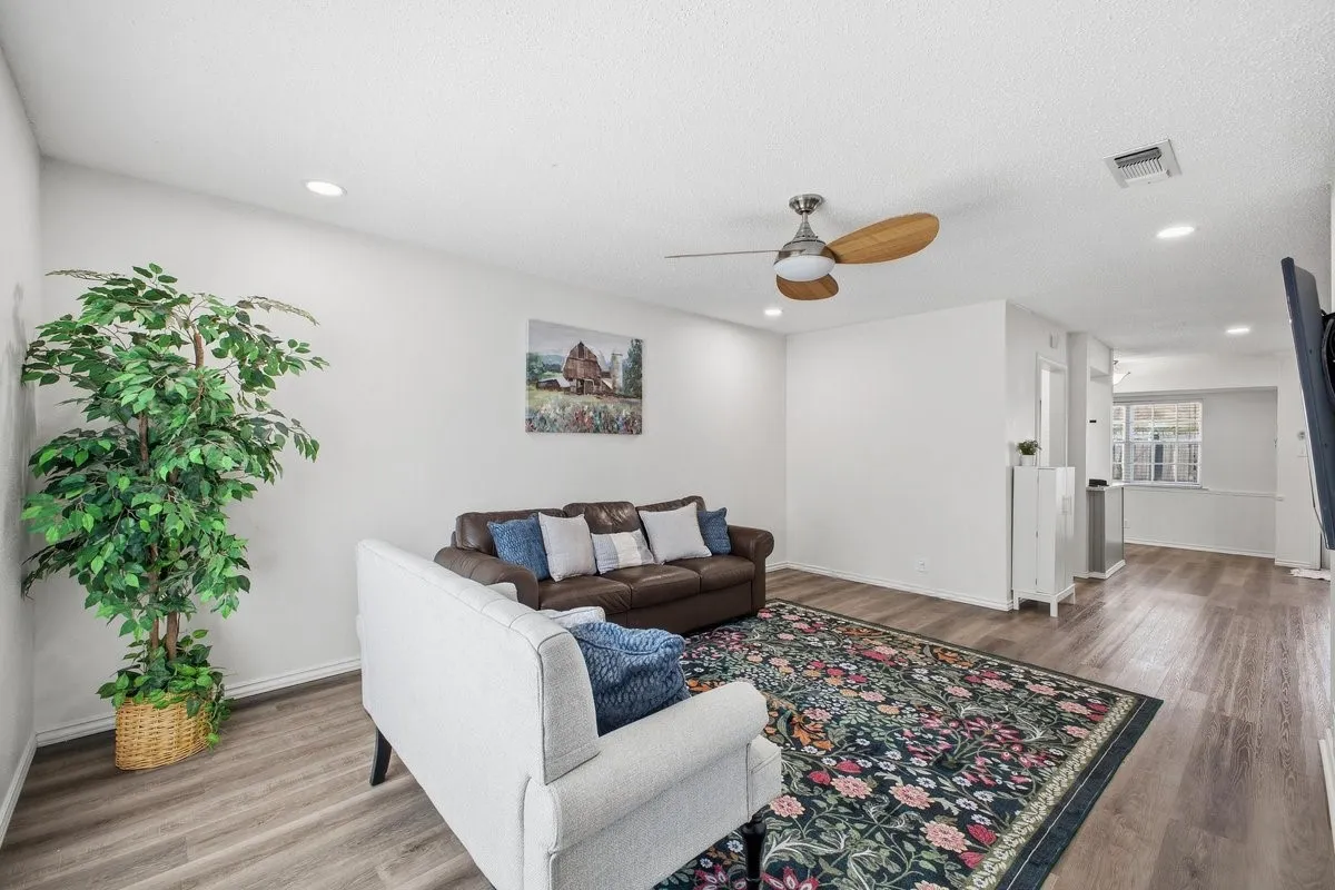 Condominium For Sale in Tarrant County , 907 Roaring Springs Road, Fort Worth, Texas 76114, 2 Bedroom, 2 Bathroom, Garage spaces, 1,333 Sqft, built in 1970, mls#21173398, Real Estate Agent in Fort Worth, Homes For Sale in Tarrant county, Homes For Sale in Fort Worth, Realtor in Fort Worth Texas, Real Estate Brokerage Independent Realty Texas, Luminita Cordes Realtor