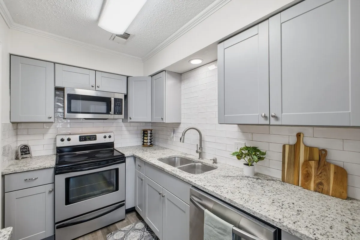 Condominium For Sale in Tarrant County , 907 Roaring Springs Road, Fort Worth, Texas 76114, 2 Bedroom, 2 Bathroom, Garage spaces, 1,333 Sqft, built in 1970, mls#21173398, Real Estate Agent in Fort Worth, Homes For Sale in Tarrant county, Homes For Sale in Fort Worth, Realtor in Fort Worth Texas, Real Estate Brokerage Independent Realty Texas, Luminita Cordes Realtor