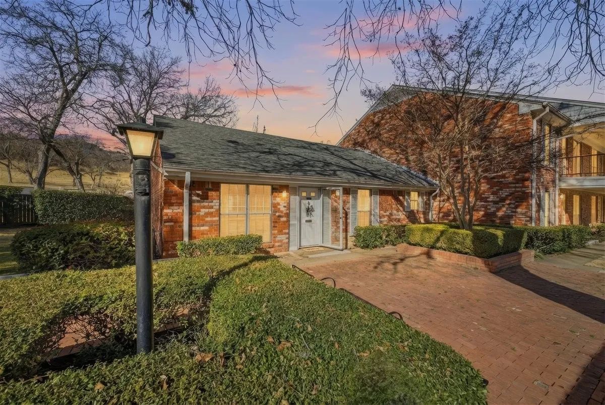Condominium For Sale in Tarrant County , 907 Roaring Springs Road, Fort Worth, Texas 76114, 2 Bedroom, 2 Bathroom, Garage spaces, 1,333 Sqft, built in 1970, mls#21173398, Real Estate Agent in Fort Worth, Homes For Sale in Tarrant county, Homes For Sale in Fort Worth, Realtor in Fort Worth Texas, Real Estate Brokerage Independent Realty Texas, Luminita Cordes Realtor