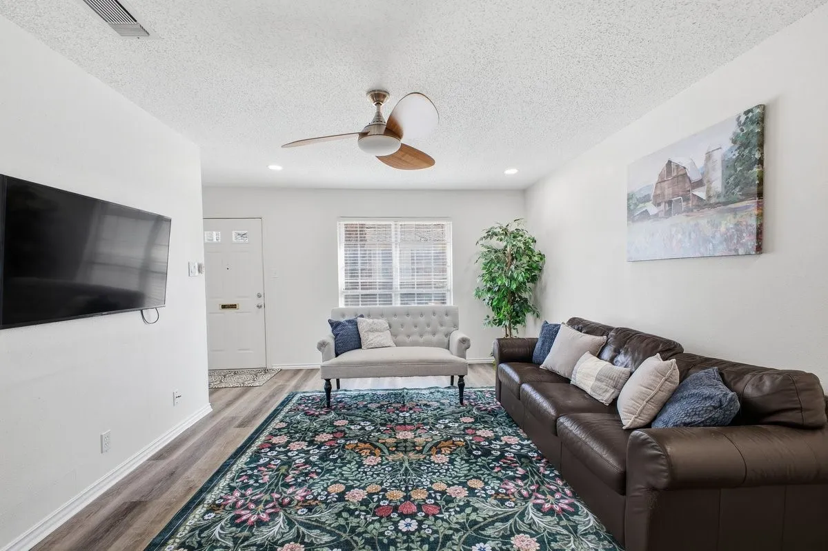 Condominium For Sale in Tarrant County , 907 Roaring Springs Road, Fort Worth, Texas 76114, 2 Bedroom, 2 Bathroom, Garage spaces, 1,333 Sqft, built in 1970, mls#21173398, Real Estate Agent in Fort Worth, Homes For Sale in Tarrant county, Homes For Sale in Fort Worth, Realtor in Fort Worth Texas, Real Estate Brokerage Independent Realty Texas, Luminita Cordes Realtor