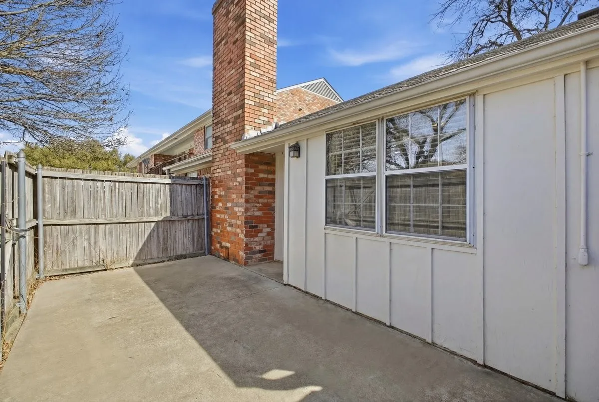 Condominium For Sale in Tarrant County , 907 Roaring Springs Road, Fort Worth, Texas 76114, 2 Bedroom, 2 Bathroom, Garage spaces, 1,333 Sqft, built in 1970, mls#21173398, Real Estate Agent in Fort Worth, Homes For Sale in Tarrant county, Homes For Sale in Fort Worth, Realtor in Fort Worth Texas, Real Estate Brokerage Independent Realty Texas, Luminita Cordes Realtor