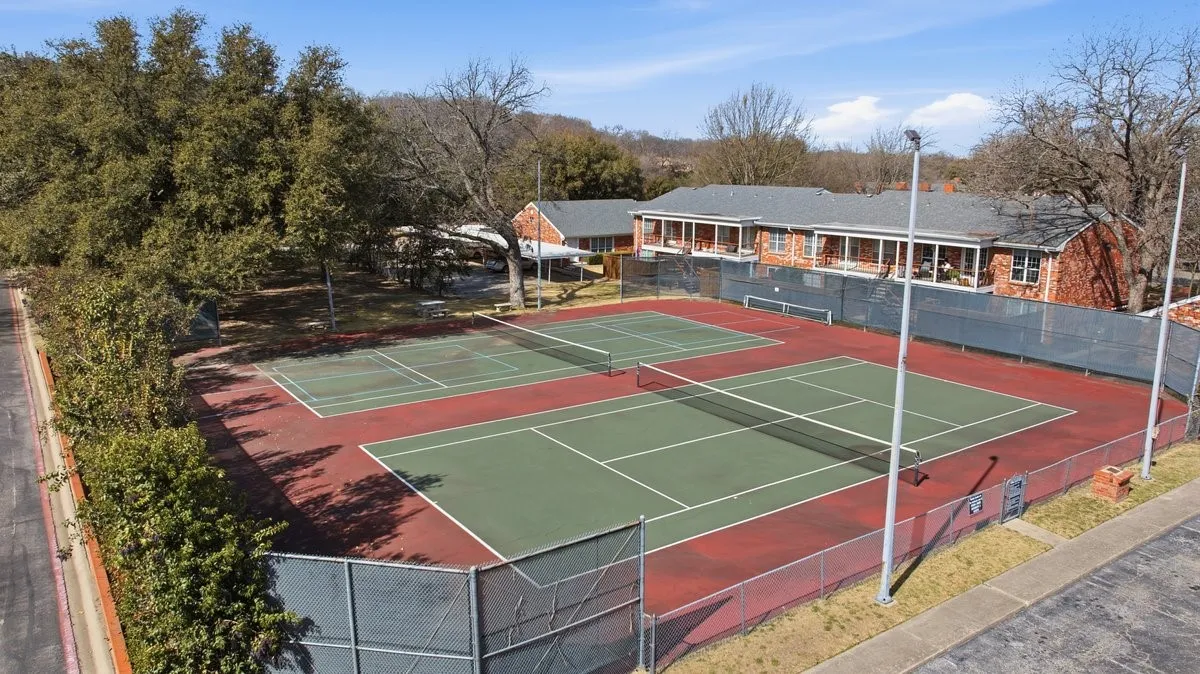 Condominium For Sale in Tarrant County , 907 Roaring Springs Road, Fort Worth, Texas 76114, 2 Bedroom, 2 Bathroom, Garage spaces, 1,333 Sqft, built in 1970, mls#21173398, Real Estate Agent in Fort Worth, Homes For Sale in Tarrant county, Homes For Sale in Fort Worth, Realtor in Fort Worth Texas, Real Estate Brokerage Independent Realty Texas, Luminita Cordes Realtor