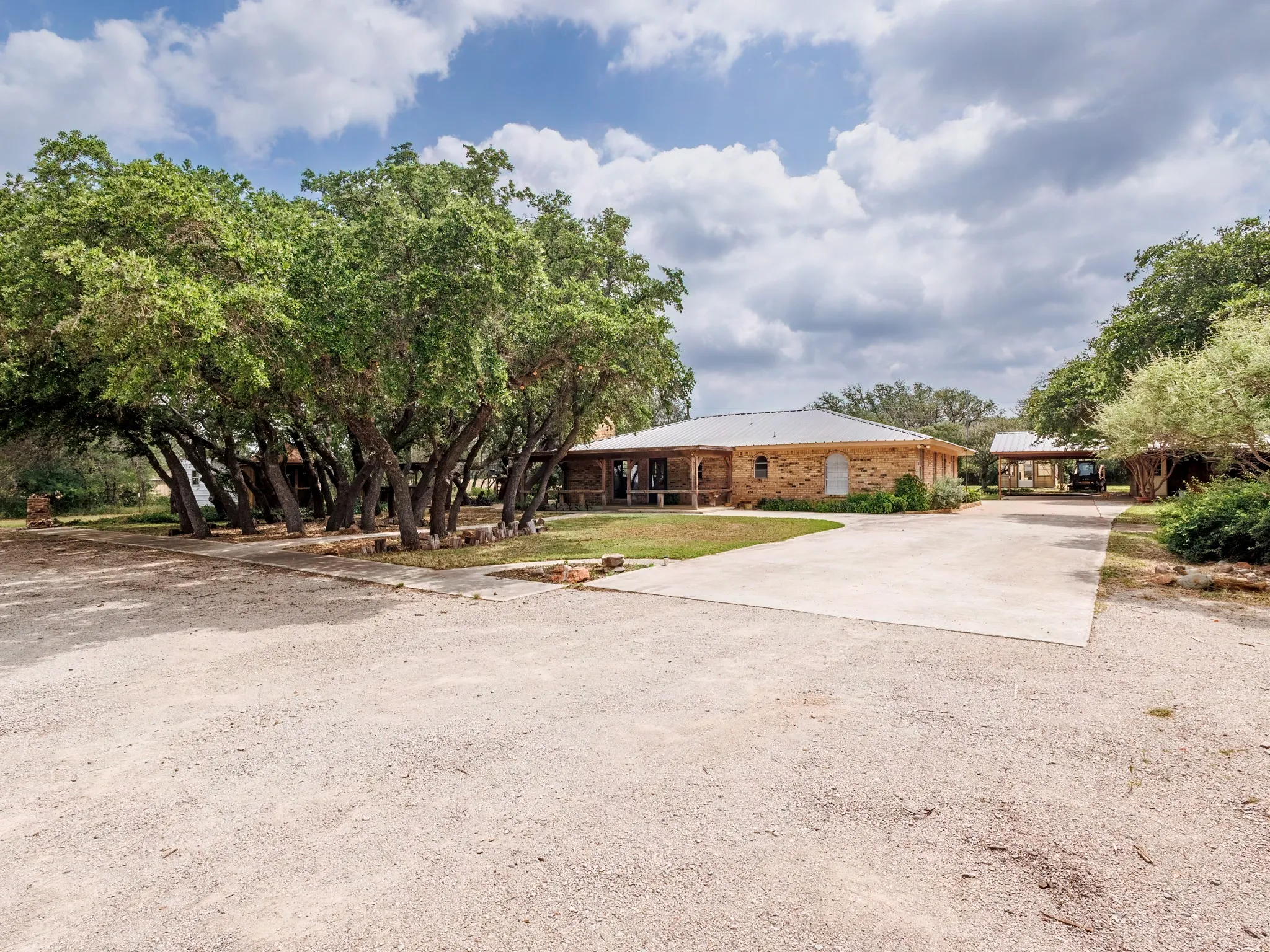 Single Family Residence For Sale in Brown County , 7250 Fm-2125 N, Brownwood, Texas 76801, 3 Bedroom, 2 Bathroom, Garage spaces, 2,346 Sqft, built in 1985, mls#21166823, Real Estate Agent in Brownwood, Homes For Sale in Brown county, Homes For Sale in Brownwood, Realtor in Brownwood Texas, Real Estate Brokerage Independent Realty Texas, Luminita Cordes Realtor
