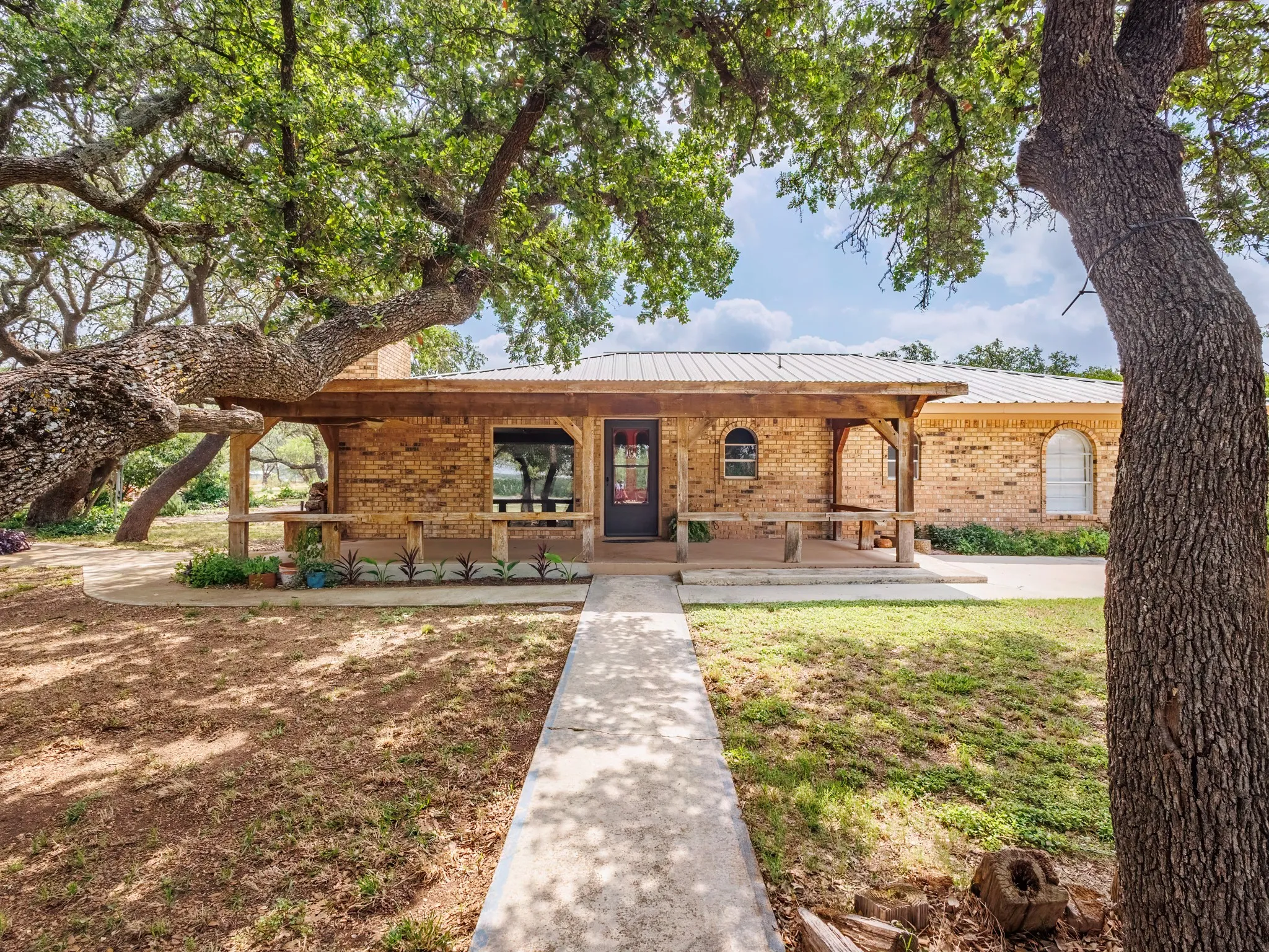 Single Family Residence For Sale in Brown County , 7250 Fm-2125 N, Brownwood, Texas 76801, 3 Bedroom, 2 Bathroom, Garage spaces, 2,346 Sqft, built in 1985, mls#21166823, Real Estate Agent in Brownwood, Homes For Sale in Brown county, Homes For Sale in Brownwood, Realtor in Brownwood Texas, Real Estate Brokerage Independent Realty Texas, Luminita Cordes Realtor
