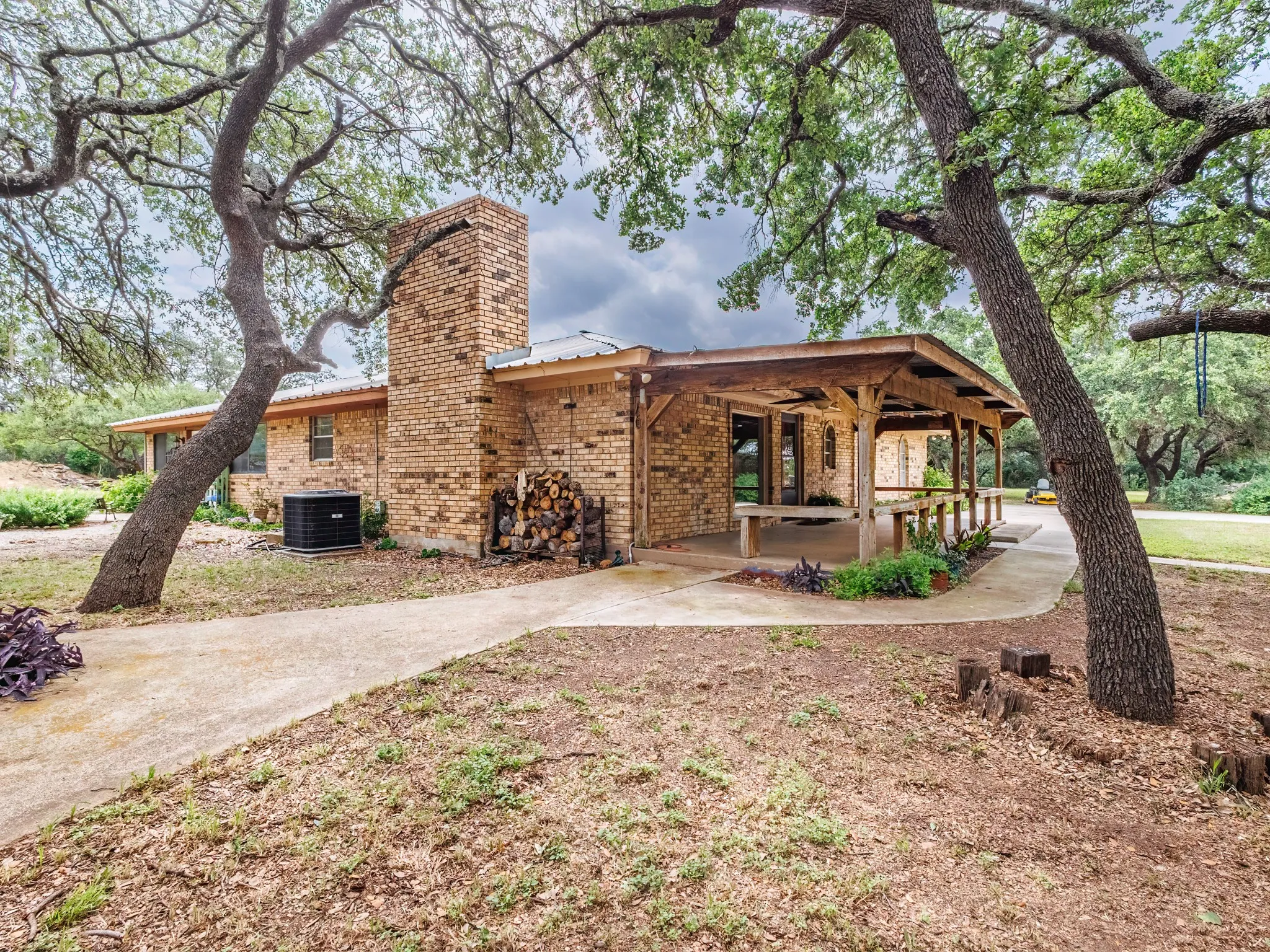 Single Family Residence For Sale in Brown County , 7250 Fm-2125 N, Brownwood, Texas 76801, 3 Bedroom, 2 Bathroom, Garage spaces, 2,346 Sqft, built in 1985, mls#21166823, Real Estate Agent in Brownwood, Homes For Sale in Brown county, Homes For Sale in Brownwood, Realtor in Brownwood Texas, Real Estate Brokerage Independent Realty Texas, Luminita Cordes Realtor