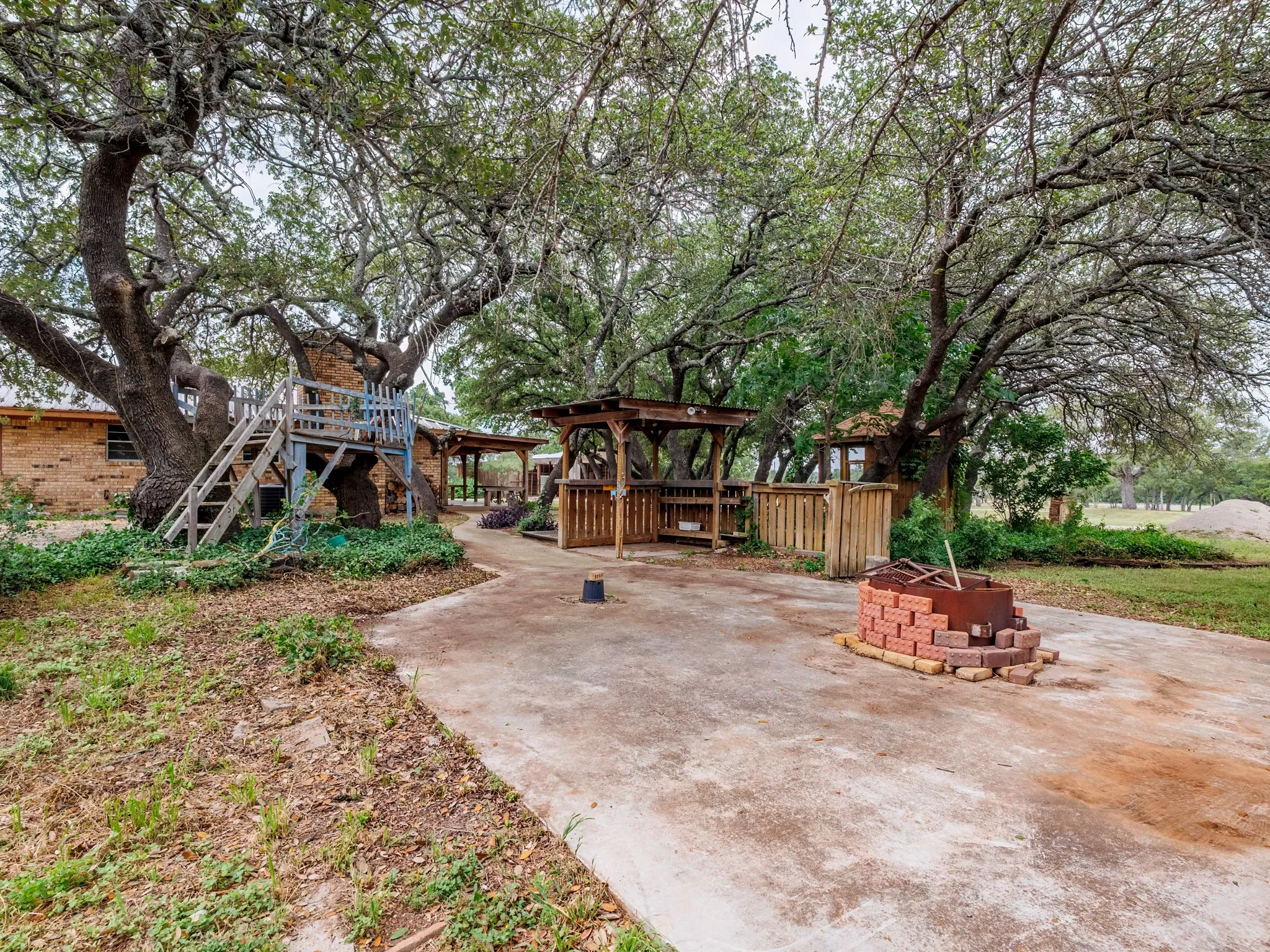 Single Family Residence For Sale in Brown County , 7250 Fm-2125 N, Brownwood, Texas 76801, 3 Bedroom, 2 Bathroom, Garage spaces, 2,346 Sqft, built in 1985, mls#21166823, Real Estate Agent in Brownwood, Homes For Sale in Brown county, Homes For Sale in Brownwood, Realtor in Brownwood Texas, Real Estate Brokerage Independent Realty Texas, Luminita Cordes Realtor