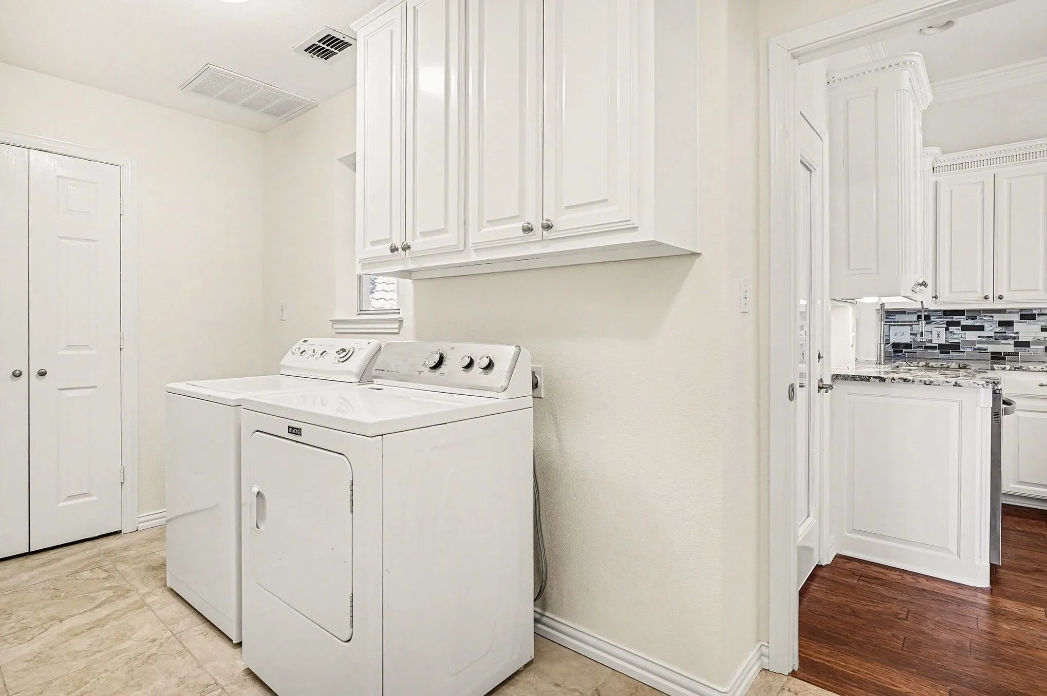 Single Family Residence For Sale in Hood County , 7006 Stone Bluff Court, Granbury, Texas 76048, 4 Bedroom, 4 Bathroom, 2 Garage spaces, 3,258 Sqft, built in 1998, Preowned, mls#21173361, Real Estate Agent in Granbury, Homes For Sale in Hood county, Homes For Sale in Granbury, Realtor in Granbury Texas, Real Estate Brokerage Independent Realty Texas, Luminita Cordes Realtor