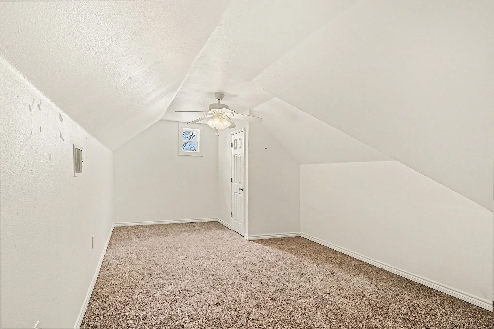 Single Family Residence For Sale in Hood County , 7006 Stone Bluff Court, Granbury, Texas 76048, 4 Bedroom, 4 Bathroom, 2 Garage spaces, 3,258 Sqft, built in 1998, Preowned, mls#21173361, Real Estate Agent in Granbury, Homes For Sale in Hood county, Homes For Sale in Granbury, Realtor in Granbury Texas, Real Estate Brokerage Independent Realty Texas, Luminita Cordes Realtor