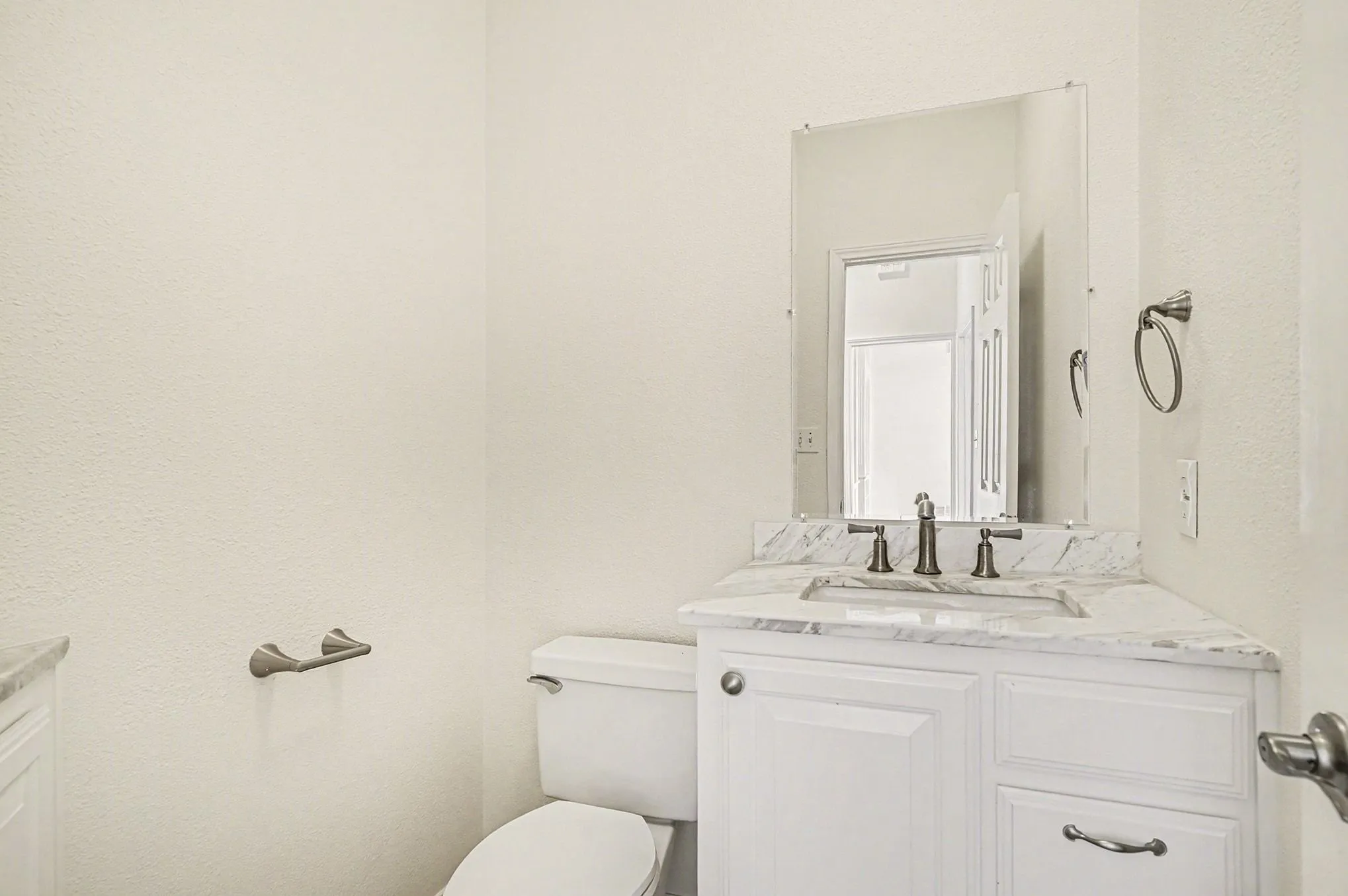 Single Family Residence For Sale in Hood County , 7006 Stone Bluff Court, Granbury, Texas 76048, 4 Bedroom, 4 Bathroom, 2 Garage spaces, 3,258 Sqft, built in 1998, Preowned, mls#21173361, Real Estate Agent in Granbury, Homes For Sale in Hood county, Homes For Sale in Granbury, Realtor in Granbury Texas, Real Estate Brokerage Independent Realty Texas, Luminita Cordes Realtor
