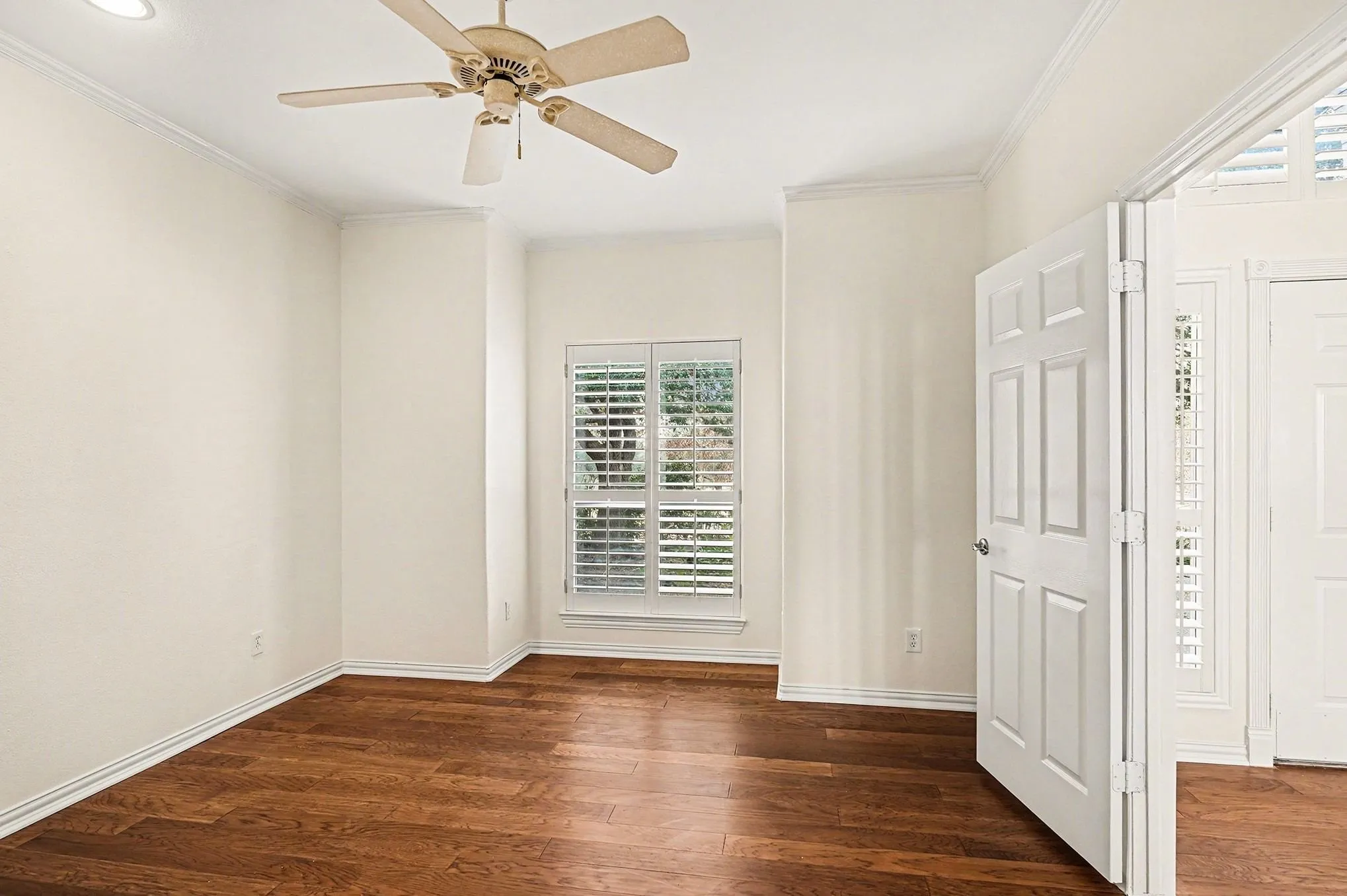 Single Family Residence For Sale in Hood County , 7006 Stone Bluff Court, Granbury, Texas 76048, 4 Bedroom, 4 Bathroom, 2 Garage spaces, 3,258 Sqft, built in 1998, Preowned, mls#21173361, Real Estate Agent in Granbury, Homes For Sale in Hood county, Homes For Sale in Granbury, Realtor in Granbury Texas, Real Estate Brokerage Independent Realty Texas, Luminita Cordes Realtor