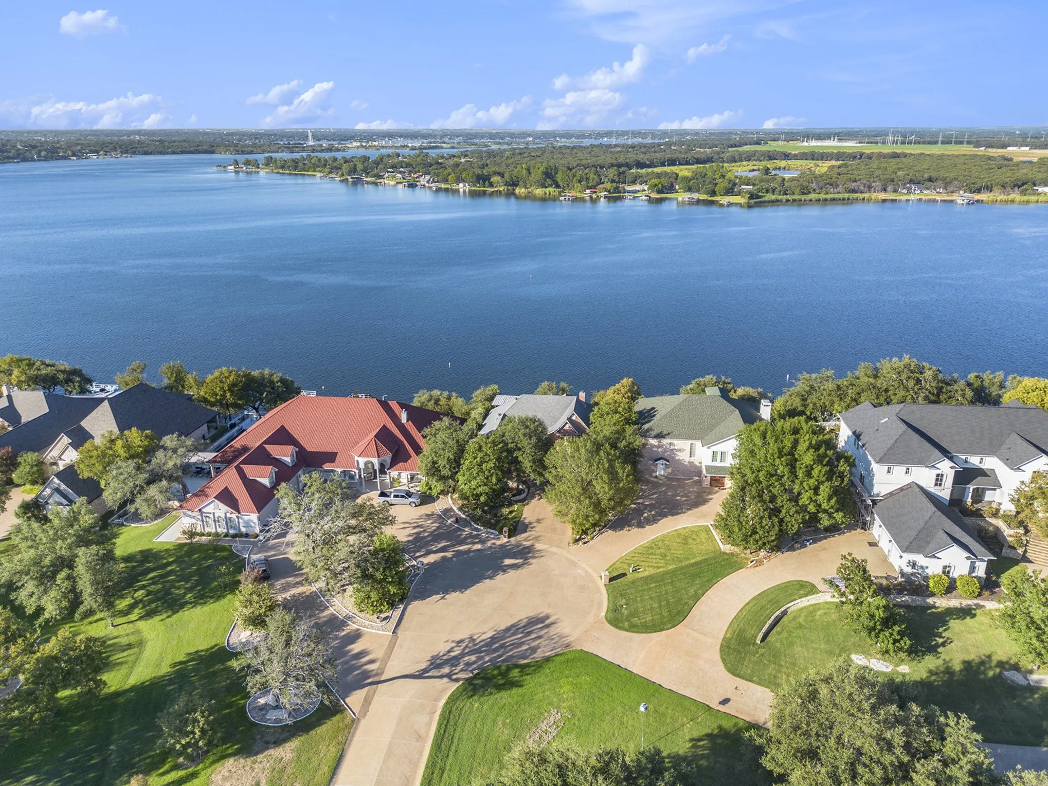 Single Family Residence For Sale in Hood County , 7006 Stone Bluff Court, Granbury, Texas 76048, 4 Bedroom, 4 Bathroom, 2 Garage spaces, 3,258 Sqft, built in 1998, Preowned, mls#21173361, Real Estate Agent in Granbury, Homes For Sale in Hood county, Homes For Sale in Granbury, Realtor in Granbury Texas, Real Estate Brokerage Independent Realty Texas, Luminita Cordes Realtor