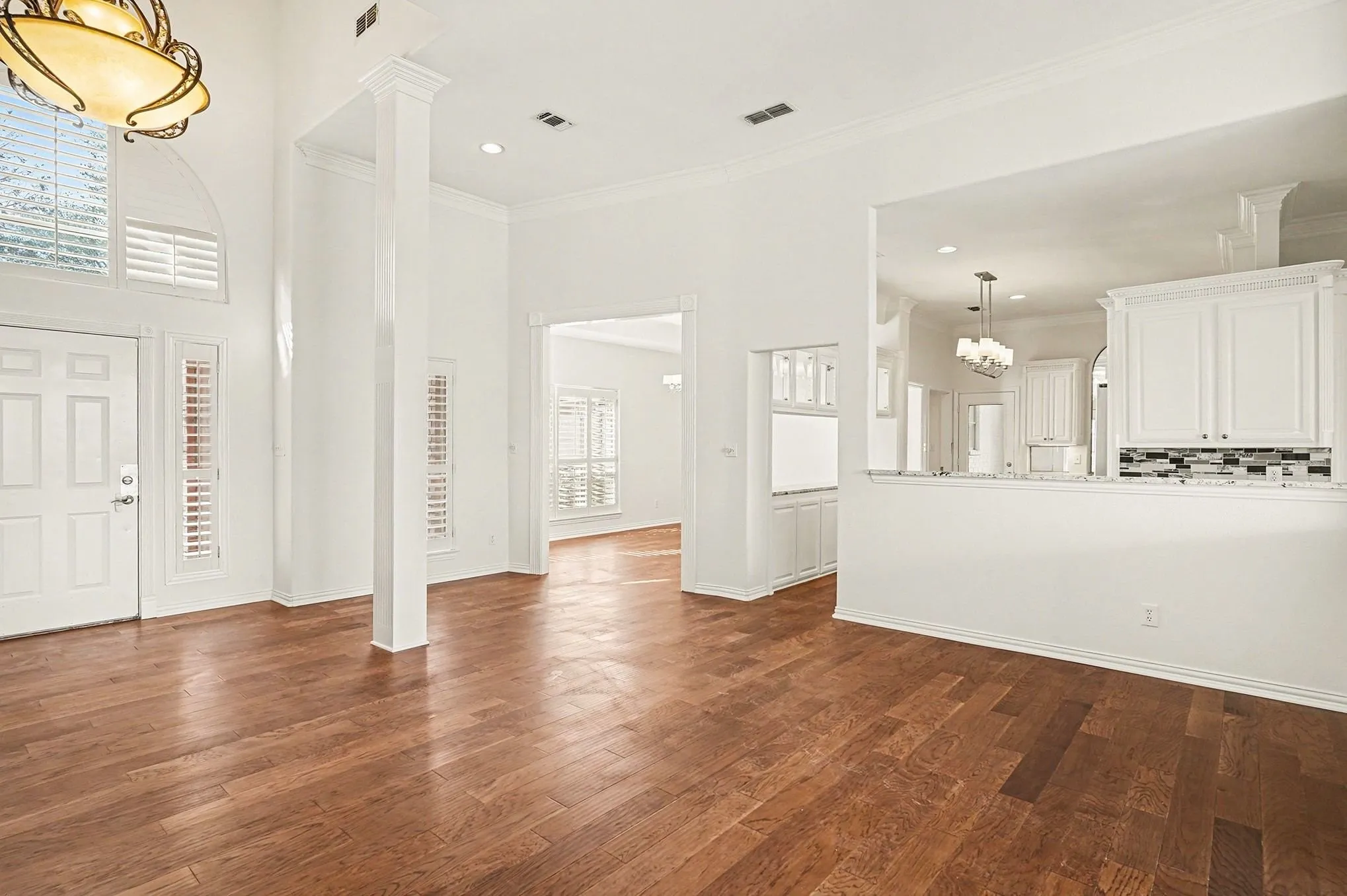 Single Family Residence For Sale in Hood County , 7006 Stone Bluff Court, Granbury, Texas 76048, 4 Bedroom, 4 Bathroom, 2 Garage spaces, 3,258 Sqft, built in 1998, Preowned, mls#21173361, Real Estate Agent in Granbury, Homes For Sale in Hood county, Homes For Sale in Granbury, Realtor in Granbury Texas, Real Estate Brokerage Independent Realty Texas, Luminita Cordes Realtor