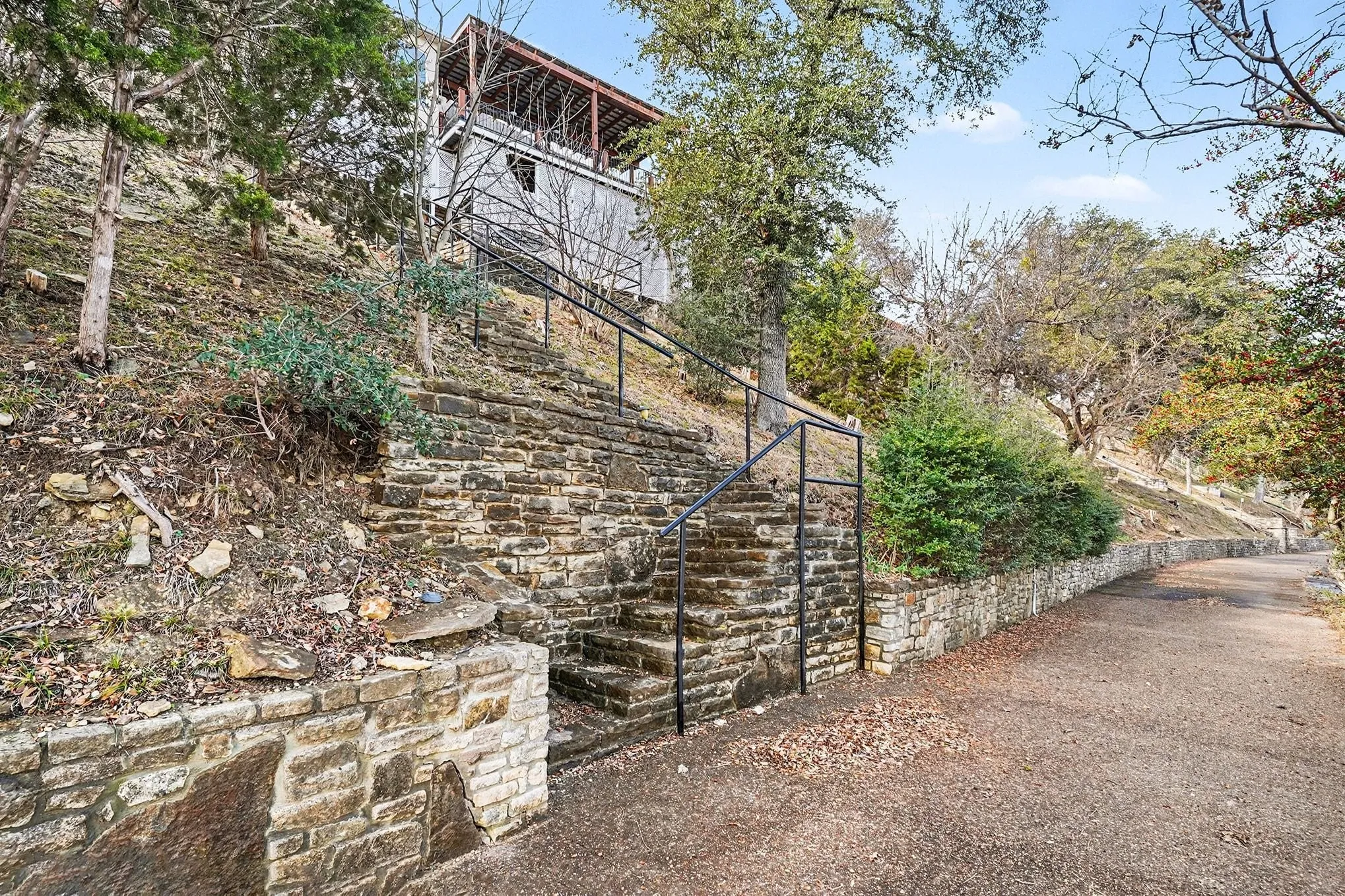Single Family Residence For Sale in Hood County , 7006 Stone Bluff Court, Granbury, Texas 76048, 4 Bedroom, 4 Bathroom, 2 Garage spaces, 3,258 Sqft, built in 1998, Preowned, mls#21173361, Real Estate Agent in Granbury, Homes For Sale in Hood county, Homes For Sale in Granbury, Realtor in Granbury Texas, Real Estate Brokerage Independent Realty Texas, Luminita Cordes Realtor
