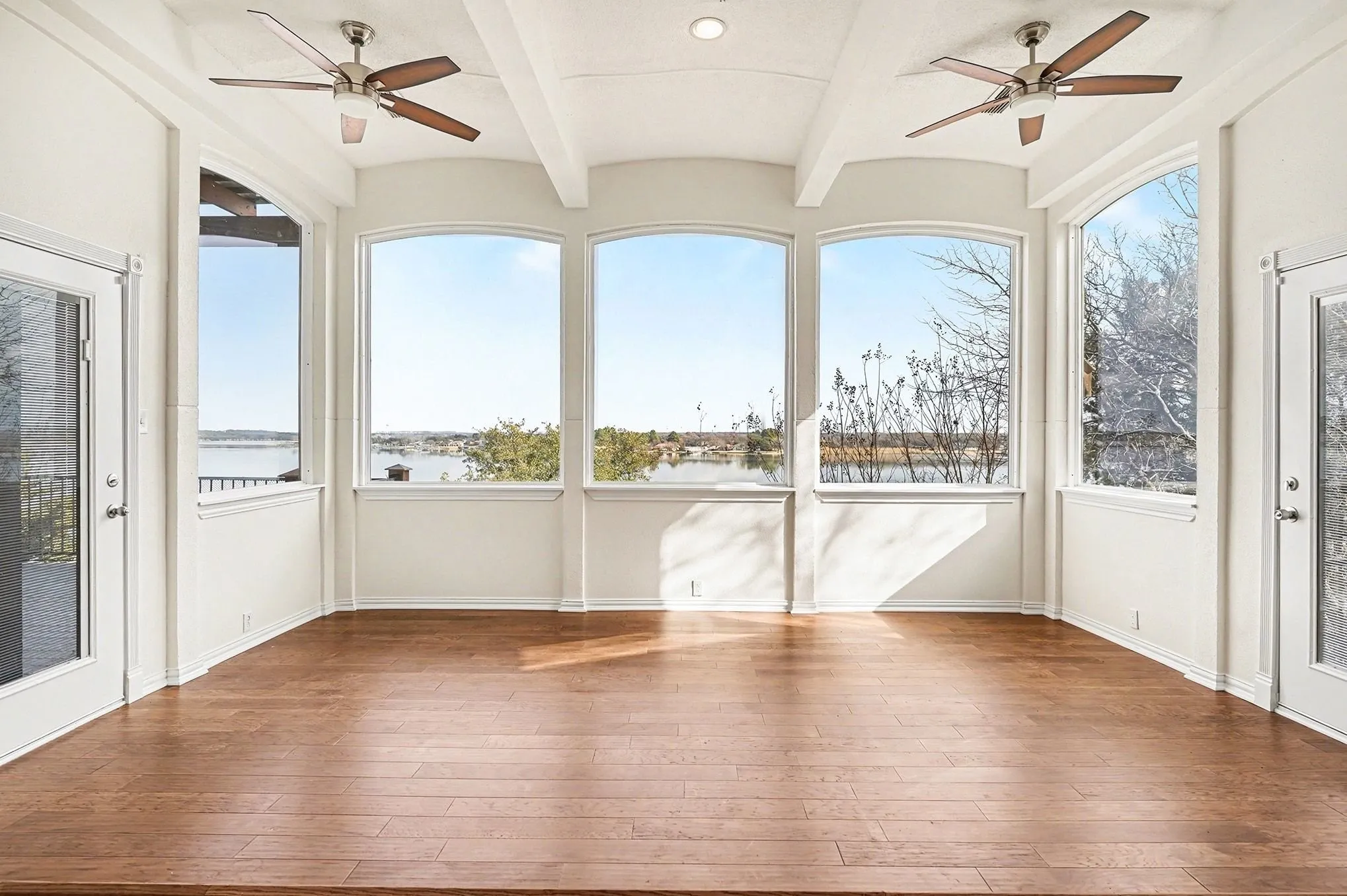 Single Family Residence For Sale in Hood County , 7006 Stone Bluff Court, Granbury, Texas 76048, 4 Bedroom, 4 Bathroom, 2 Garage spaces, 3,258 Sqft, built in 1998, Preowned, mls#21173361, Real Estate Agent in Granbury, Homes For Sale in Hood county, Homes For Sale in Granbury, Realtor in Granbury Texas, Real Estate Brokerage Independent Realty Texas, Luminita Cordes Realtor