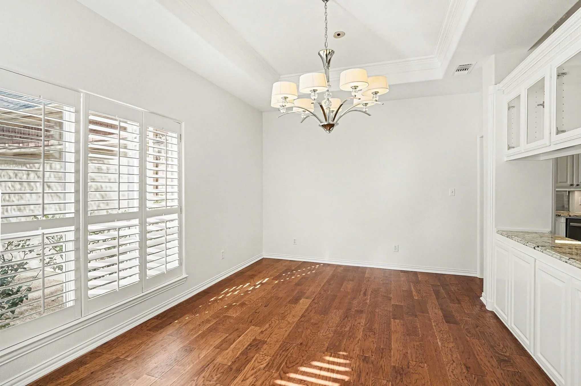 Single Family Residence For Sale in Hood County , 7006 Stone Bluff Court, Granbury, Texas 76048, 4 Bedroom, 4 Bathroom, 2 Garage spaces, 3,258 Sqft, built in 1998, Preowned, mls#21173361, Real Estate Agent in Granbury, Homes For Sale in Hood county, Homes For Sale in Granbury, Realtor in Granbury Texas, Real Estate Brokerage Independent Realty Texas, Luminita Cordes Realtor