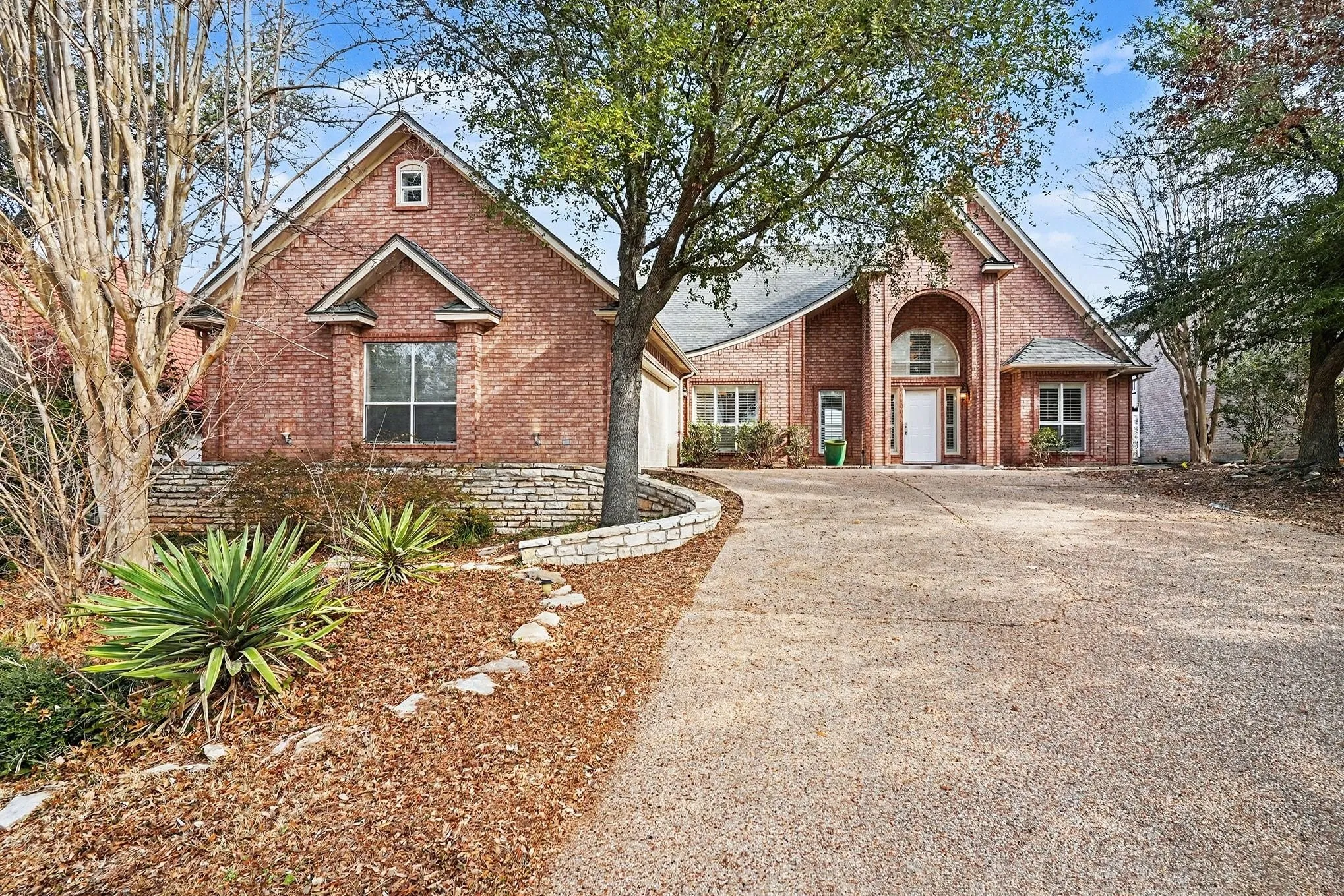 Single Family Residence For Sale in Hood County , 7006 Stone Bluff Court, Granbury, Texas 76048, 4 Bedroom, 4 Bathroom, 2 Garage spaces, 3,258 Sqft, built in 1998, Preowned, mls#21173361, Real Estate Agent in Granbury, Homes For Sale in Hood county, Homes For Sale in Granbury, Realtor in Granbury Texas, Real Estate Brokerage Independent Realty Texas, Luminita Cordes Realtor