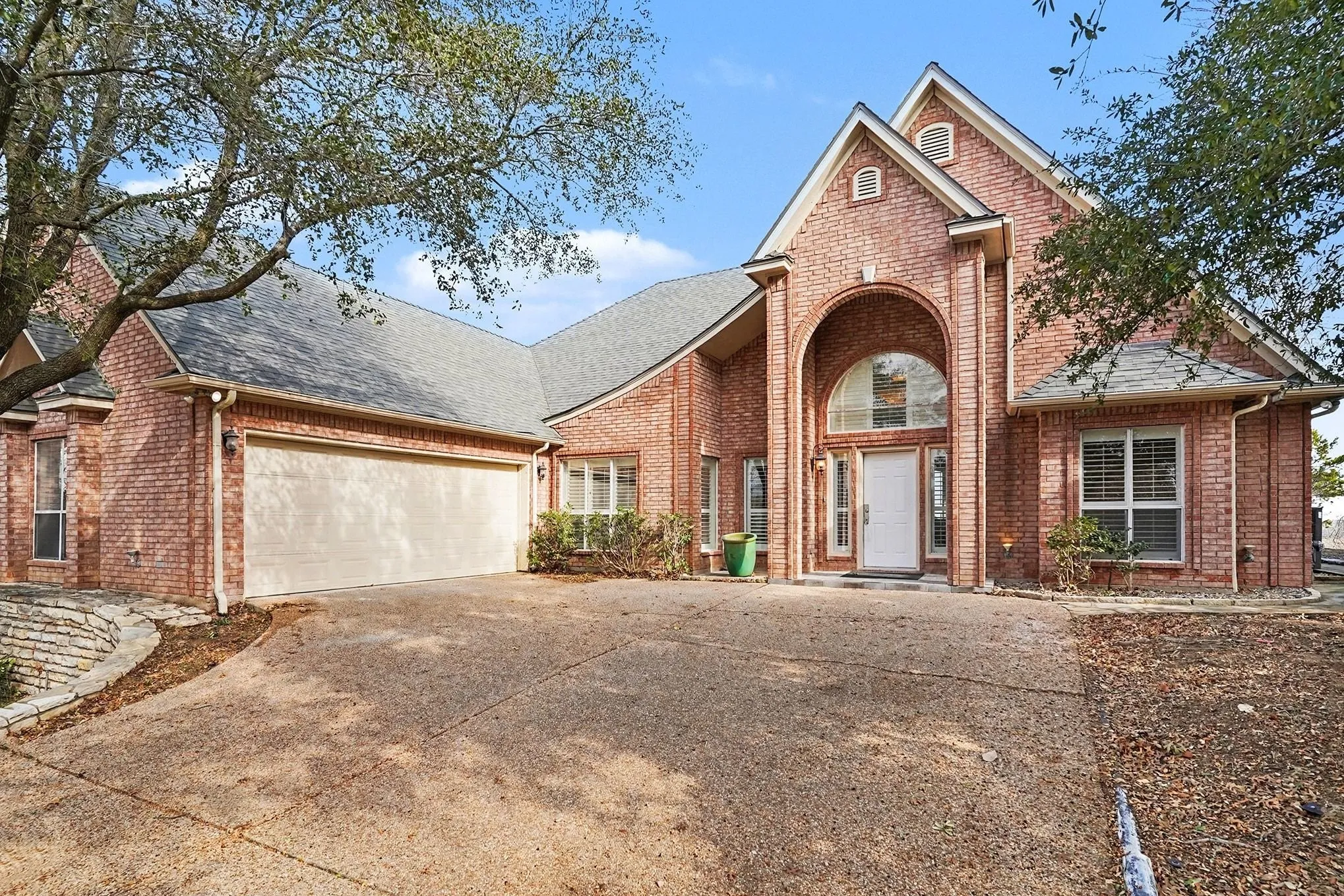 Single Family Residence For Sale in Hood County , 7006 Stone Bluff Court, Granbury, Texas 76048, 4 Bedroom, 4 Bathroom, 2 Garage spaces, 3,258 Sqft, built in 1998, Preowned, mls#21173361, Real Estate Agent in Granbury, Homes For Sale in Hood county, Homes For Sale in Granbury, Realtor in Granbury Texas, Real Estate Brokerage Independent Realty Texas, Luminita Cordes Realtor