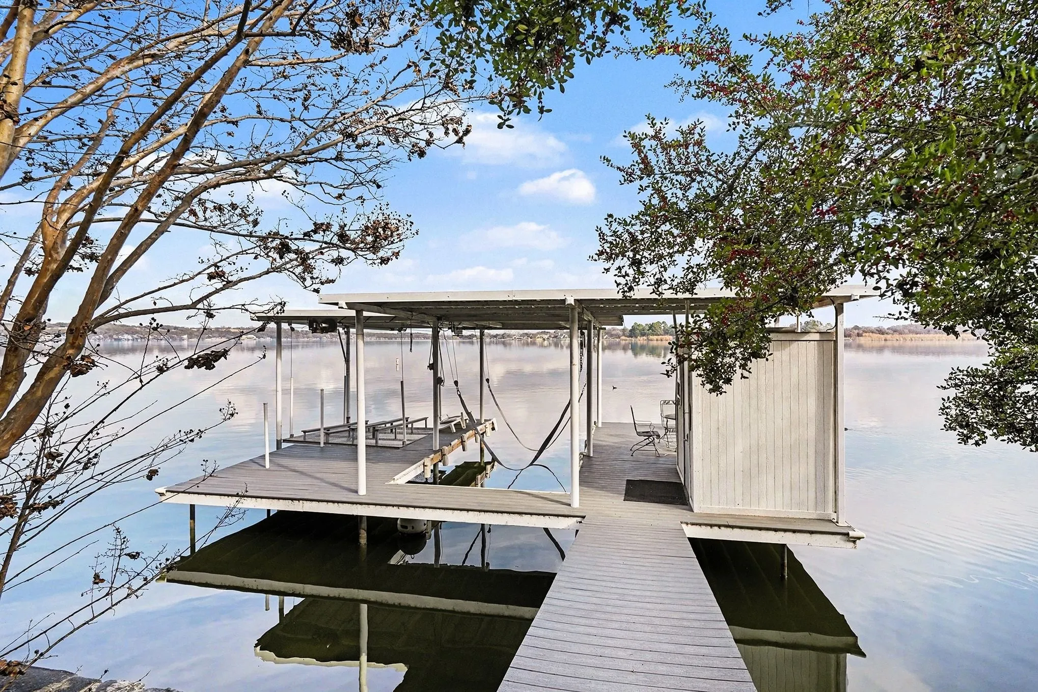 Single Family Residence For Sale in Hood County , 7006 Stone Bluff Court, Granbury, Texas 76048, 4 Bedroom, 4 Bathroom, 2 Garage spaces, 3,258 Sqft, built in 1998, Preowned, mls#21173361, Real Estate Agent in Granbury, Homes For Sale in Hood county, Homes For Sale in Granbury, Realtor in Granbury Texas, Real Estate Brokerage Independent Realty Texas, Luminita Cordes Realtor