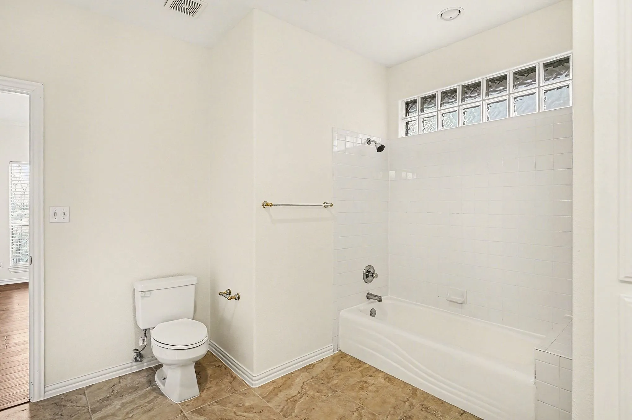 Single Family Residence For Sale in Hood County , 7006 Stone Bluff Court, Granbury, Texas 76048, 4 Bedroom, 4 Bathroom, 2 Garage spaces, 3,258 Sqft, built in 1998, Preowned, mls#21173361, Real Estate Agent in Granbury, Homes For Sale in Hood county, Homes For Sale in Granbury, Realtor in Granbury Texas, Real Estate Brokerage Independent Realty Texas, Luminita Cordes Realtor