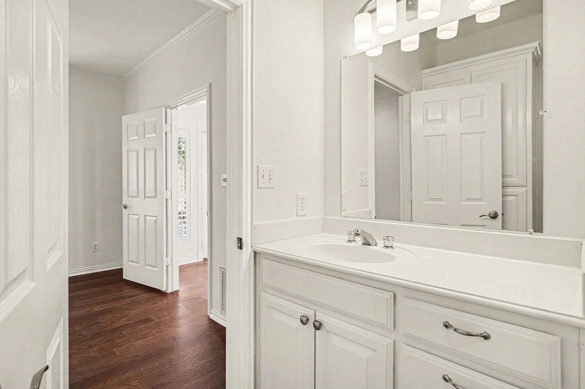 Single Family Residence For Sale in Hood County , 7006 Stone Bluff Court, Granbury, Texas 76048, 4 Bedroom, 4 Bathroom, 2 Garage spaces, 3,258 Sqft, built in 1998, Preowned, mls#21173361, Real Estate Agent in Granbury, Homes For Sale in Hood county, Homes For Sale in Granbury, Realtor in Granbury Texas, Real Estate Brokerage Independent Realty Texas, Luminita Cordes Realtor