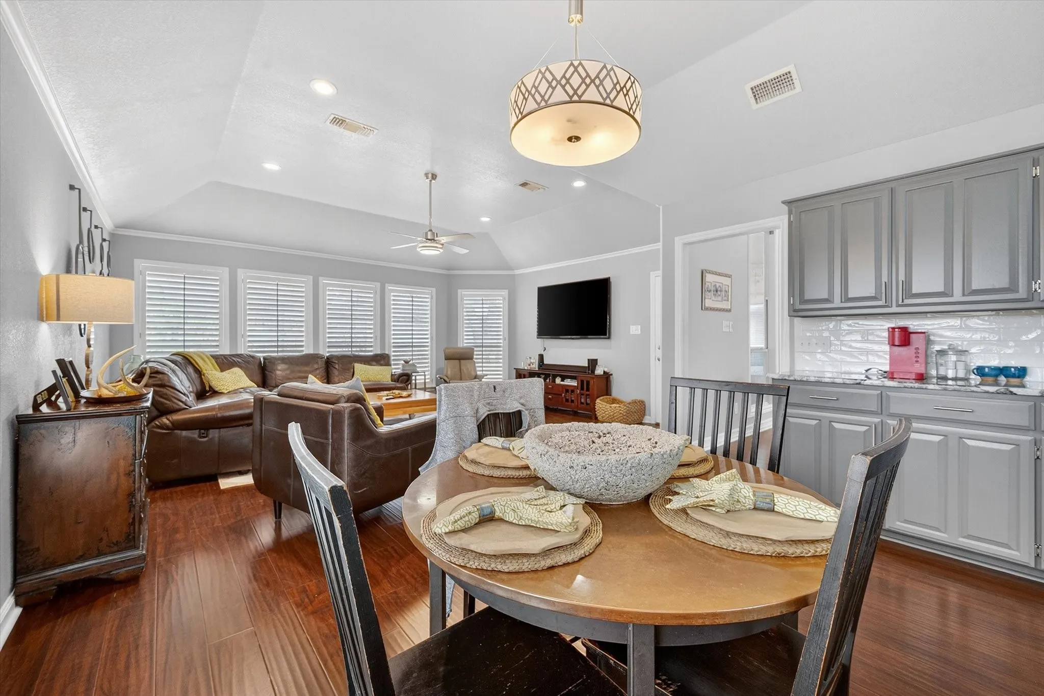 Single Family Residence For Sale in Tarrant County , 3211 Summergrove Drive, Arlington, Texas 76001, 4 Bedroom, 2 Bathroom, 2 Garage spaces, 2,499 Sqft, built in 1992, Price $420,000, mls#21173416, Real Estate Agent in Arlington, Homes For Sale in Tarrant county, Homes For Sale in Arlington, Realtor in Arlington Texas, Real Estate Brokerage Independent Realty Texas, Luminita Cordes Realtor