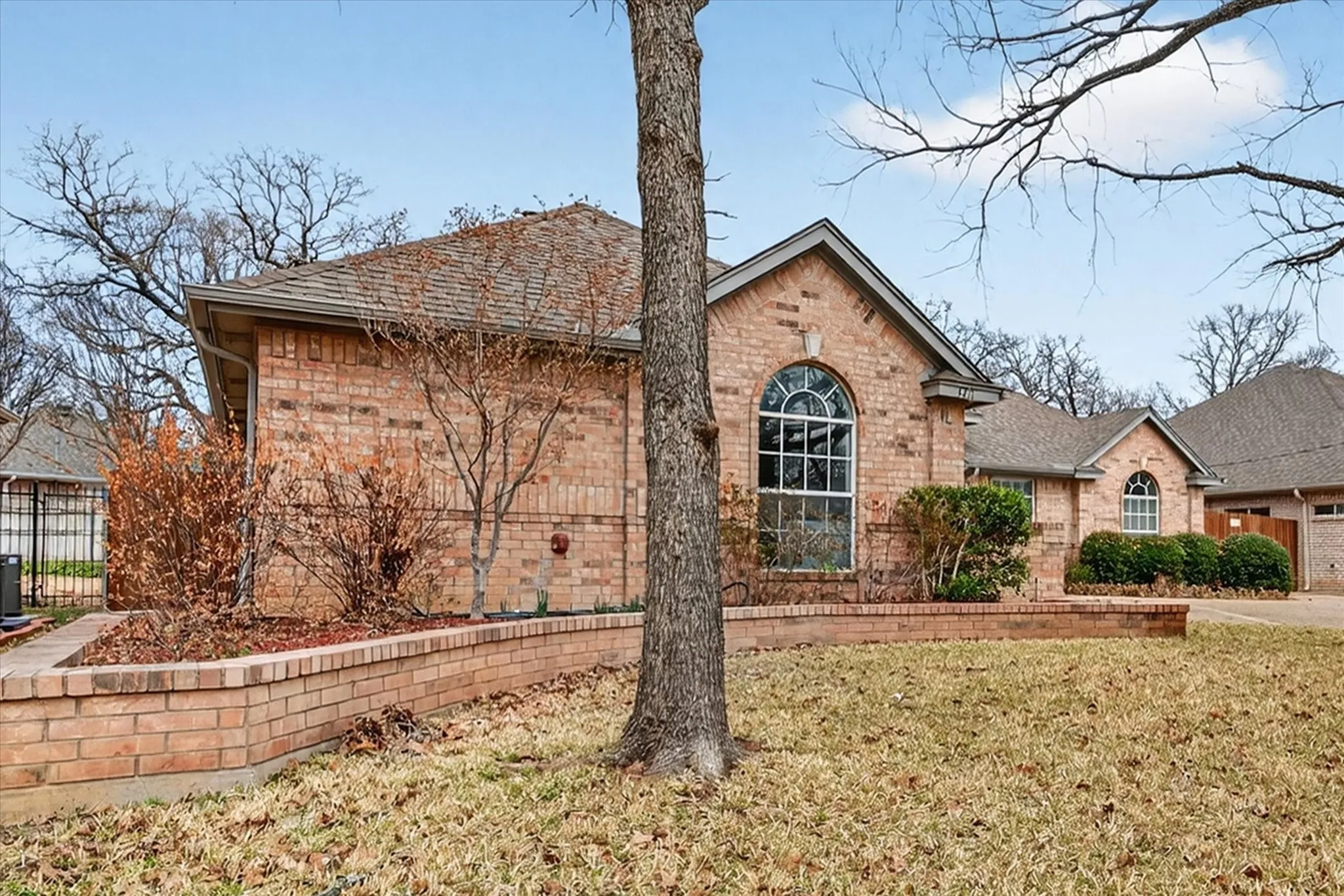 Single Family Residence For Sale in Tarrant County , 3211 Summergrove Drive, Arlington, Texas 76001, 4 Bedroom, 2 Bathroom, 2 Garage spaces, 2,499 Sqft, built in 1992, Price $420,000, mls#21173416, Real Estate Agent in Arlington, Homes For Sale in Tarrant county, Homes For Sale in Arlington, Realtor in Arlington Texas, Real Estate Brokerage Independent Realty Texas, Luminita Cordes Realtor