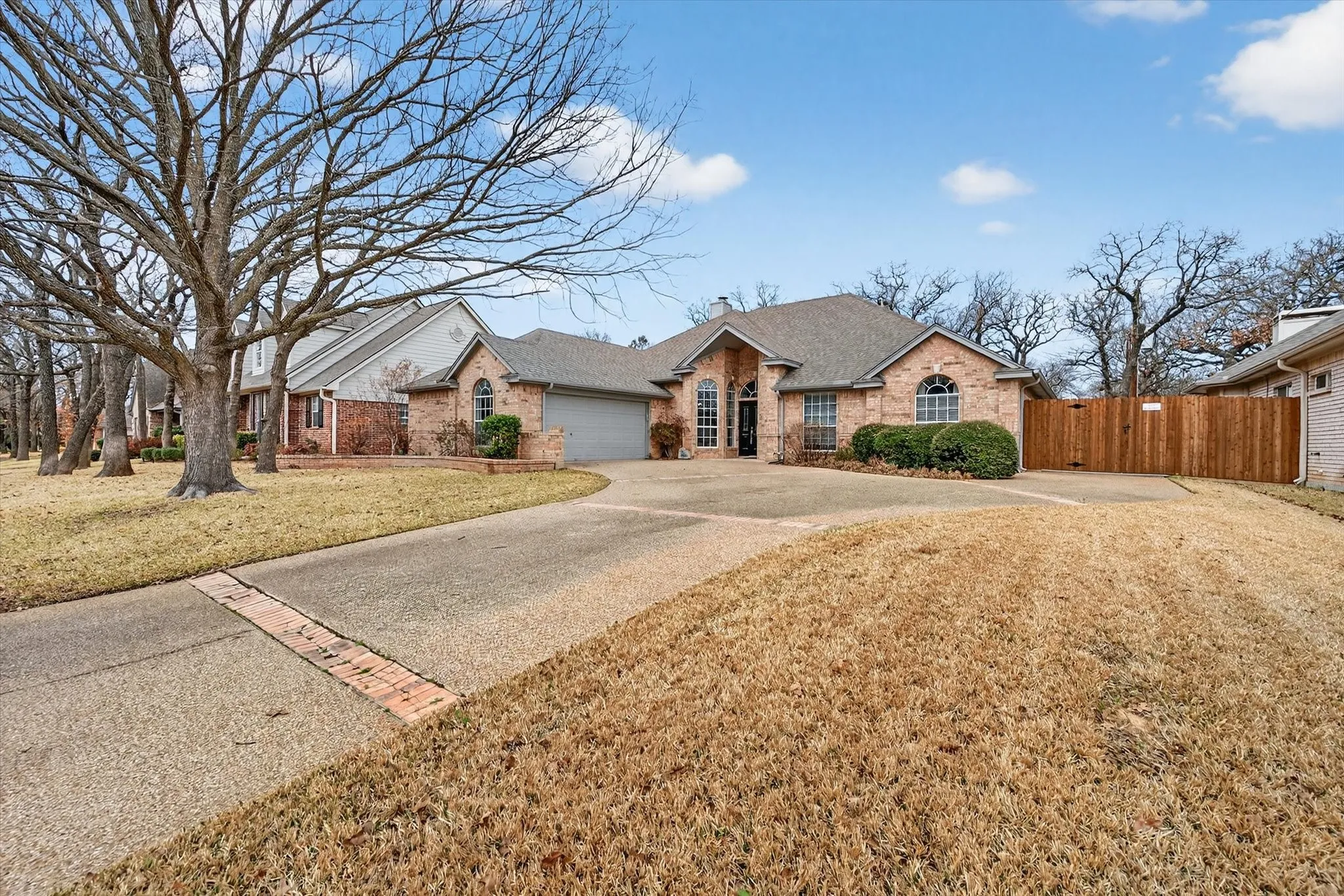 Single Family Residence For Sale in Tarrant County , 3211 Summergrove Drive, Arlington, Texas 76001, 4 Bedroom, 2 Bathroom, 2 Garage spaces, 2,499 Sqft, built in 1992, Price $420,000, mls#21173416, Real Estate Agent in Arlington, Homes For Sale in Tarrant county, Homes For Sale in Arlington, Realtor in Arlington Texas, Real Estate Brokerage Independent Realty Texas, Luminita Cordes Realtor