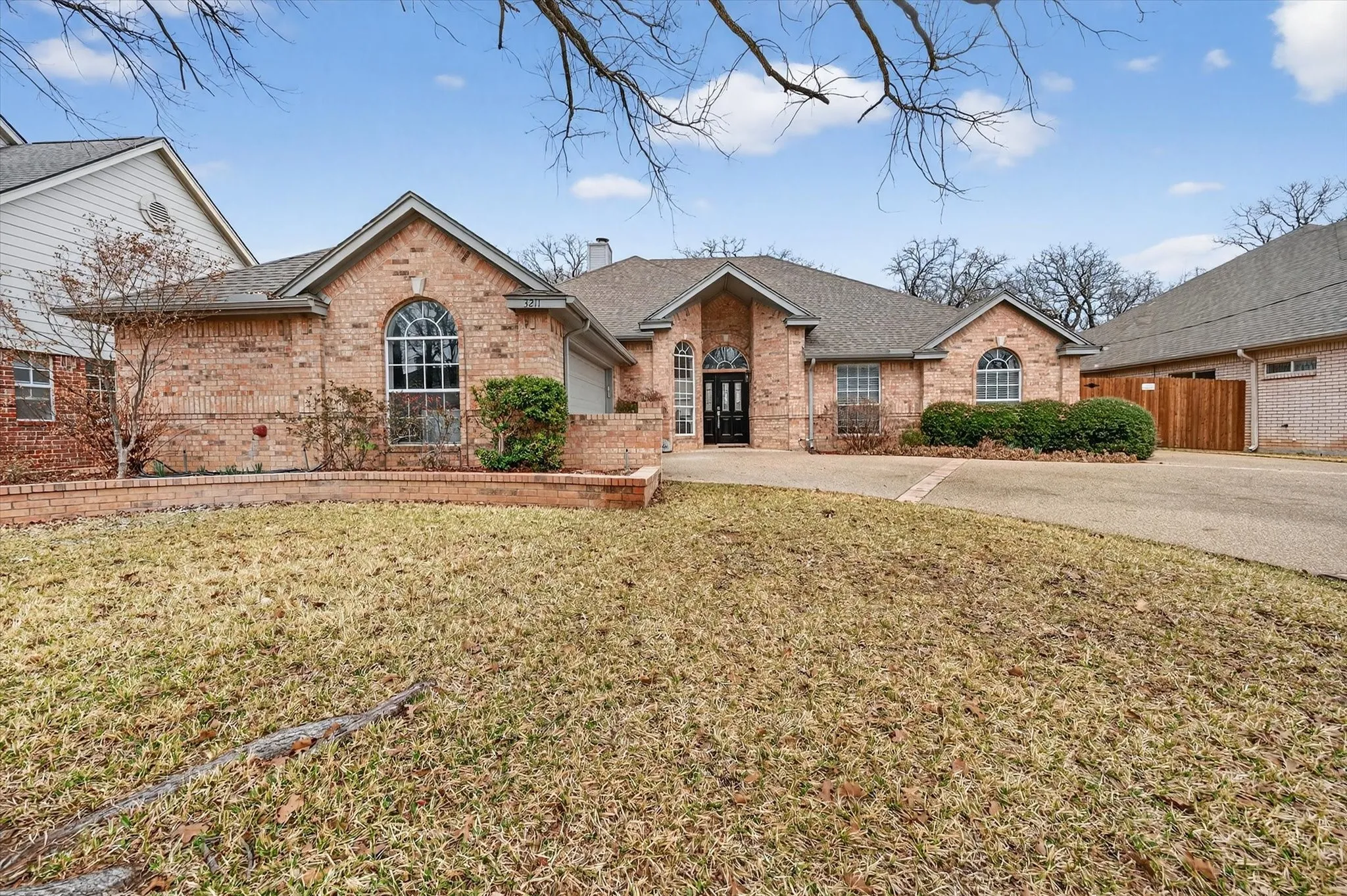 Single Family Residence For Sale in Tarrant County , 3211 Summergrove Drive, Arlington, Texas 76001, 4 Bedroom, 2 Bathroom, 2 Garage spaces, 2,499 Sqft, built in 1992, Price $420,000, mls#21173416, Real Estate Agent in Arlington, Homes For Sale in Tarrant county, Homes For Sale in Arlington, Realtor in Arlington Texas, Real Estate Brokerage Independent Realty Texas, Luminita Cordes Realtor