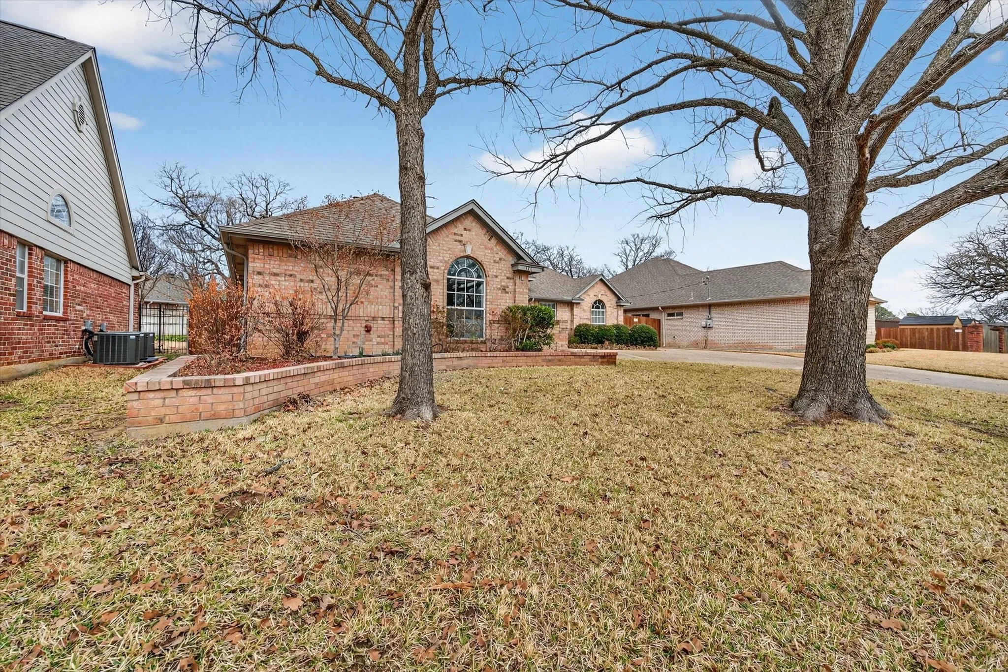 Single Family Residence For Sale in Tarrant County , 3211 Summergrove Drive, Arlington, Texas 76001, 4 Bedroom, 2 Bathroom, 2 Garage spaces, 2,499 Sqft, built in 1992, Price $420,000, mls#21173416, Real Estate Agent in Arlington, Homes For Sale in Tarrant county, Homes For Sale in Arlington, Realtor in Arlington Texas, Real Estate Brokerage Independent Realty Texas, Luminita Cordes Realtor