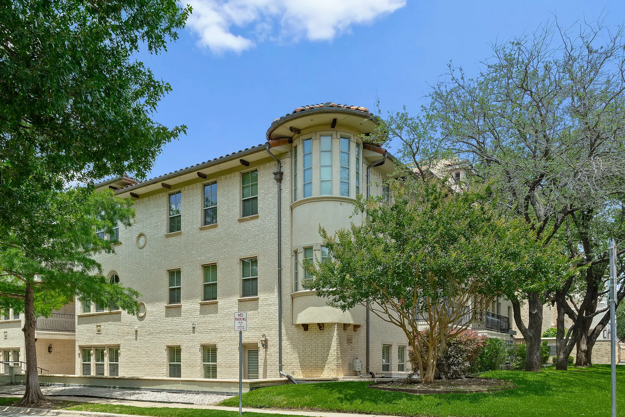 Condominium For Rent in Dallas County , 5801 Hillcrest Avenue 06, University Park, Texas 75205, 3 Bedroom, 3 Bathroom, 2 Garage spaces, 2,110 Sqft, built in 2005, Preowned, mls#21173355, Real Estate Agent in University Park, Homes For Rent in Dallas county, Homes For Rent in University Park, Realtor in University Park Texas, Real Estate Brokerage Independent Realty Texas, Luminita Cordes Realtor