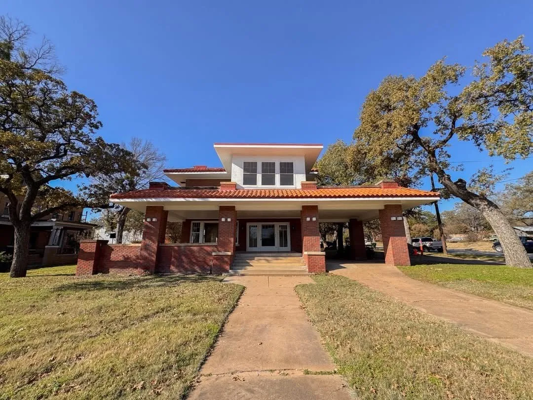 Single Family Residence For Sale in Palo Pinto County , 211 NW 4th Avenue, Mineral Wells, Texas 76067, 4 Bedroom, 3 Bathroom, Garage spaces, 3,052 Sqft, built in 1900, Preowned, mls#21151706, Real Estate Agent in Mineral Wells, Homes For Sale in Palo Pinto county, Homes For Sale in Mineral Wells, Realtor in Mineral Wells Texas, Real Estate Brokerage Independent Realty Texas, Luminita Cordes Realtor