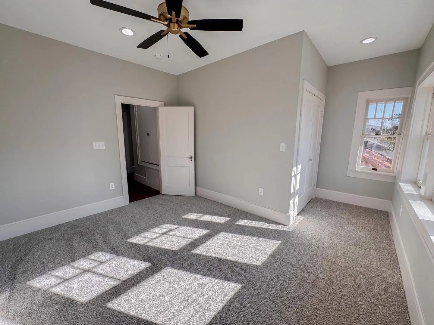 Single Family Residence For Sale in Palo Pinto County , 211 NW 4th Avenue, Mineral Wells, Texas 76067, 4 Bedroom, 3 Bathroom, Garage spaces, 3,052 Sqft, built in 1900, Preowned, mls#21151706, Real Estate Agent in Mineral Wells, Homes For Sale in Palo Pinto county, Homes For Sale in Mineral Wells, Realtor in Mineral Wells Texas, Real Estate Brokerage Independent Realty Texas, Luminita Cordes Realtor