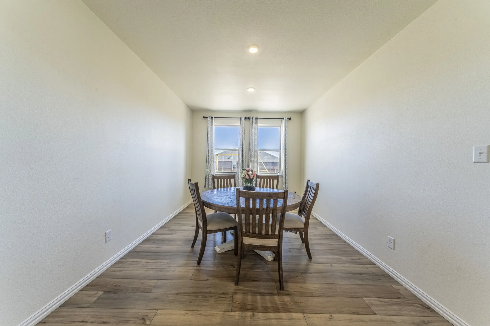 Separate dining room or flex space