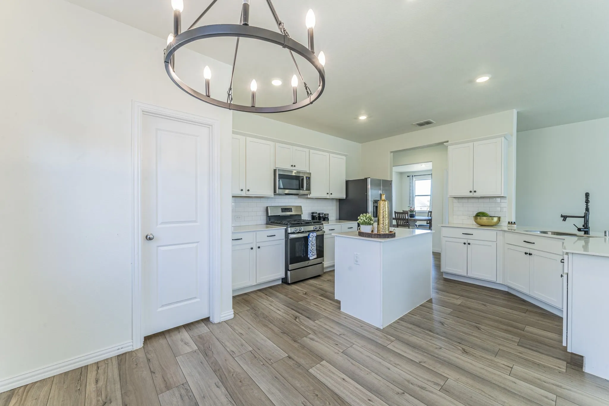 Eat in breakfast area open to kitchen