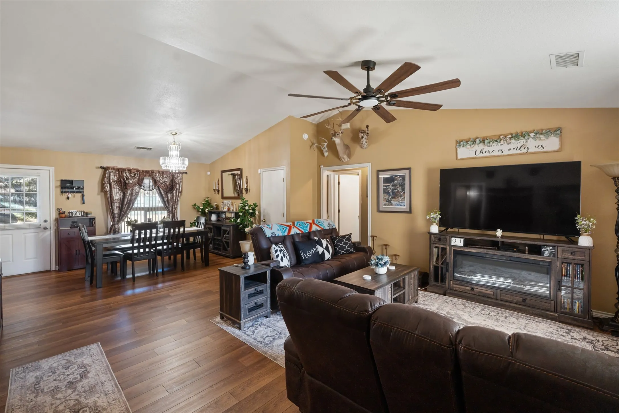 Single Family Residence For Sale in Henderson County , 924 Guam Street, Tool, Texas 75143, 3 Bedrooms, 2 Bathrooms, 1 Garage spaces, 1,568 Sqft, built in 2003, Preowned, Price $245,000, mls#21173717, Real Estate Agent in Tool, Homes For Sale in Henderson county, Homes For Sale in Tool, Realtor in Tool Texas, Real Estate Brokerage Independent Realty Texas, Luminita Cordes Realtor