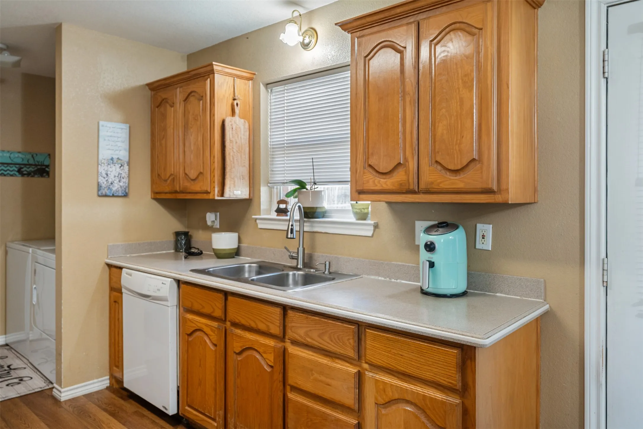 Single Family Residence For Sale in Henderson County , 924 Guam Street, Tool, Texas 75143, 3 Bedrooms, 2 Bathrooms, 1 Garage spaces, 1,568 Sqft, built in 2003, Preowned, Price $245,000, mls#21173717, Real Estate Agent in Tool, Homes For Sale in Henderson county, Homes For Sale in Tool, Realtor in Tool Texas, Real Estate Brokerage Independent Realty Texas, Luminita Cordes Realtor