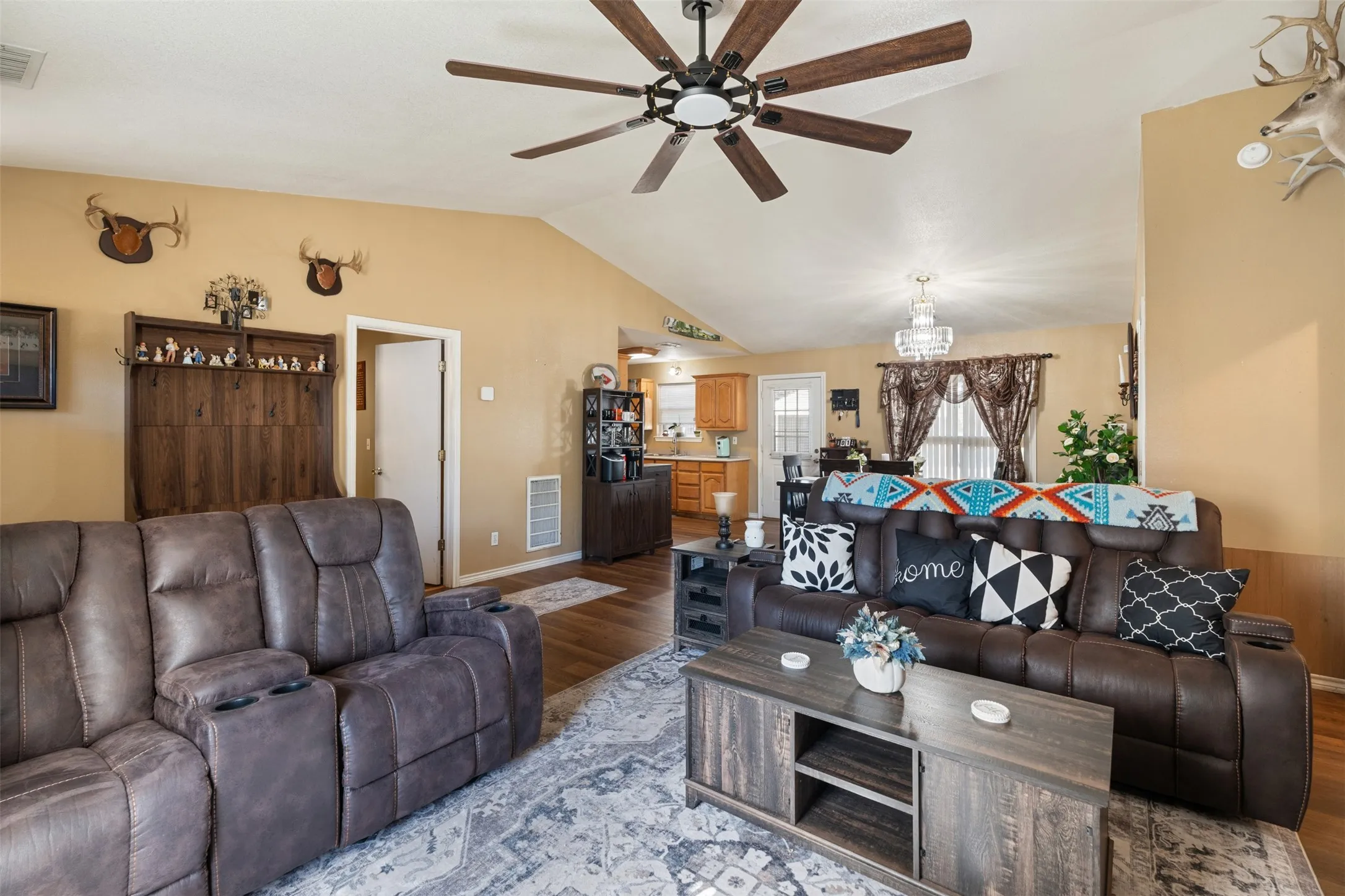 Single Family Residence For Sale in Henderson County , 924 Guam Street, Tool, Texas 75143, 3 Bedrooms, 2 Bathrooms, 1 Garage spaces, 1,568 Sqft, built in 2003, Preowned, Price $245,000, mls#21173717, Real Estate Agent in Tool, Homes For Sale in Henderson county, Homes For Sale in Tool, Realtor in Tool Texas, Real Estate Brokerage Independent Realty Texas, Luminita Cordes Realtor