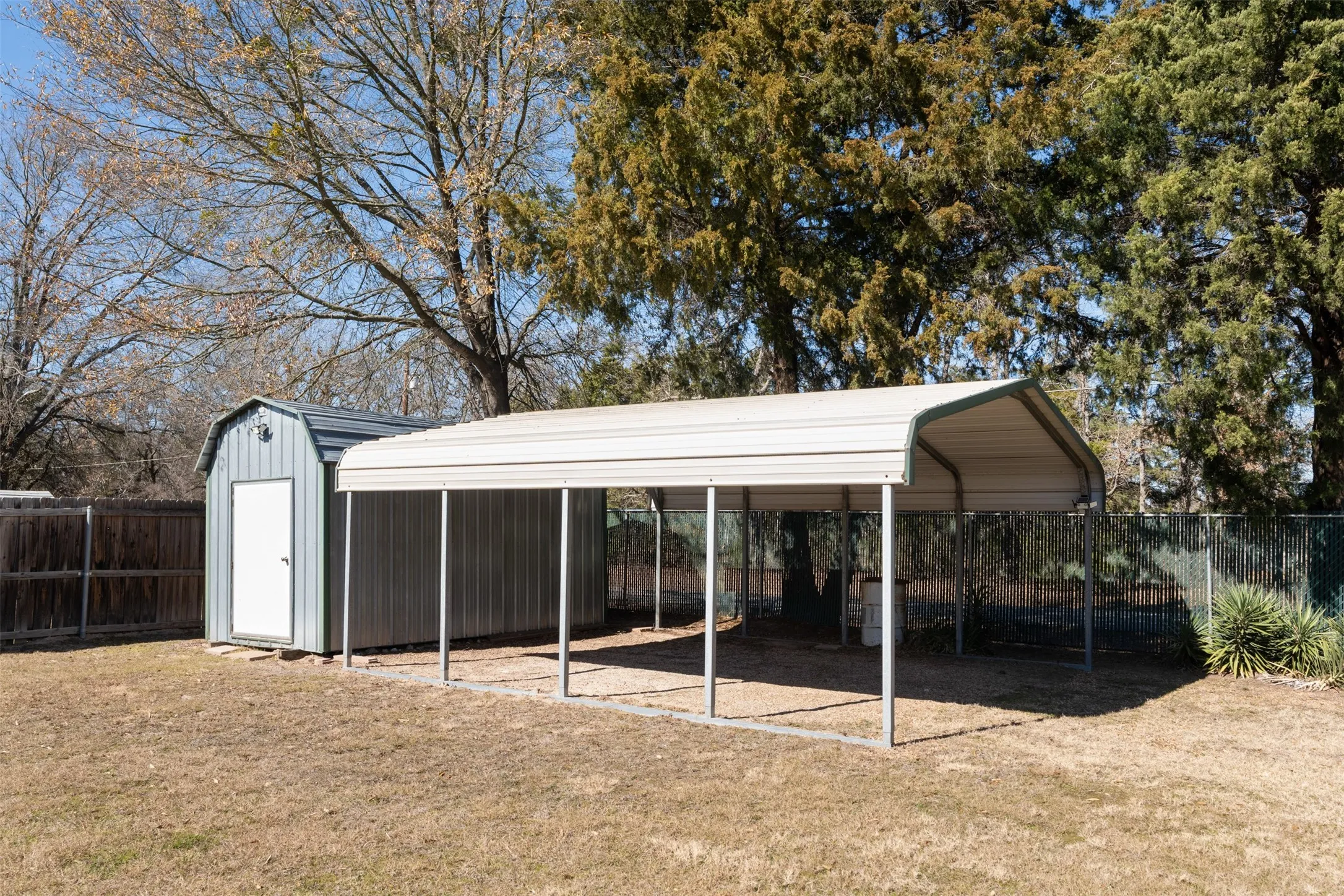 Single Family Residence For Sale in Henderson County , 924 Guam Street, Tool, Texas 75143, 3 Bedrooms, 2 Bathrooms, 1 Garage spaces, 1,568 Sqft, built in 2003, Preowned, Price $245,000, mls#21173717, Real Estate Agent in Tool, Homes For Sale in Henderson county, Homes For Sale in Tool, Realtor in Tool Texas, Real Estate Brokerage Independent Realty Texas, Luminita Cordes Realtor