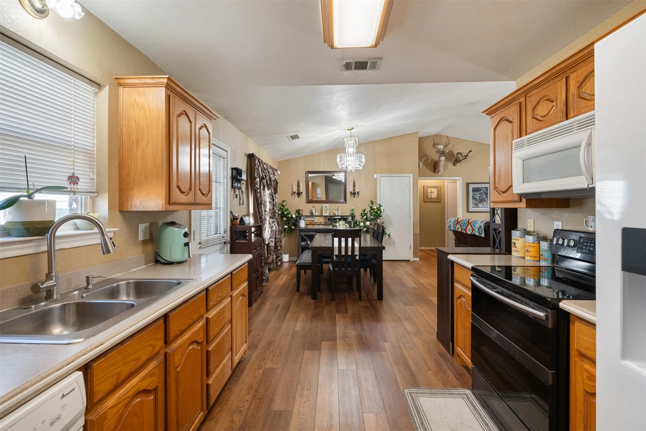 Single Family Residence For Sale in Henderson County , 924 Guam Street, Tool, Texas 75143, 3 Bedrooms, 2 Bathrooms, 1 Garage spaces, 1,568 Sqft, built in 2003, Preowned, Price $245,000, mls#21173717, Real Estate Agent in Tool, Homes For Sale in Henderson county, Homes For Sale in Tool, Realtor in Tool Texas, Real Estate Brokerage Independent Realty Texas, Luminita Cordes Realtor