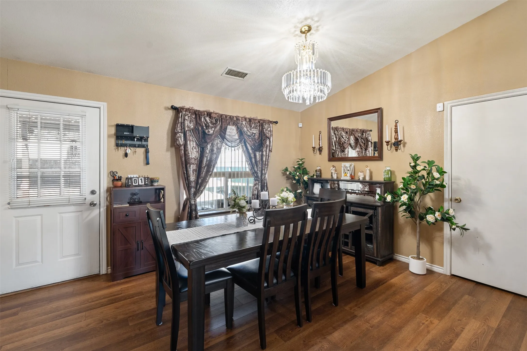 Single Family Residence For Sale in Henderson County , 924 Guam Street, Tool, Texas 75143, 3 Bedrooms, 2 Bathrooms, 1 Garage spaces, 1,568 Sqft, built in 2003, Preowned, Price $245,000, mls#21173717, Real Estate Agent in Tool, Homes For Sale in Henderson county, Homes For Sale in Tool, Realtor in Tool Texas, Real Estate Brokerage Independent Realty Texas, Luminita Cordes Realtor