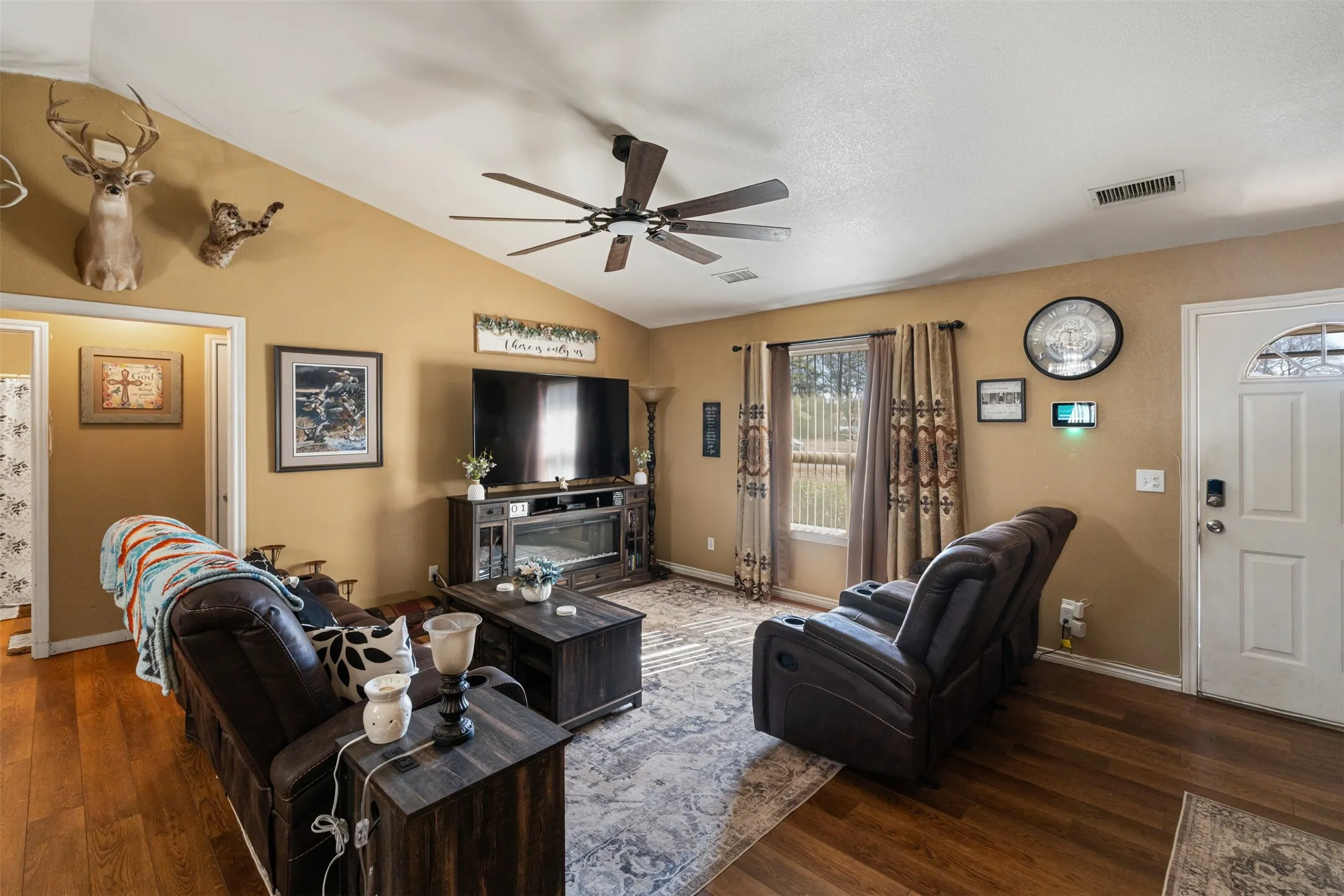 Single Family Residence For Sale in Henderson County , 924 Guam Street, Tool, Texas 75143, 3 Bedrooms, 2 Bathrooms, 1 Garage spaces, 1,568 Sqft, built in 2003, Preowned, Price $245,000, mls#21173717, Real Estate Agent in Tool, Homes For Sale in Henderson county, Homes For Sale in Tool, Realtor in Tool Texas, Real Estate Brokerage Independent Realty Texas, Luminita Cordes Realtor