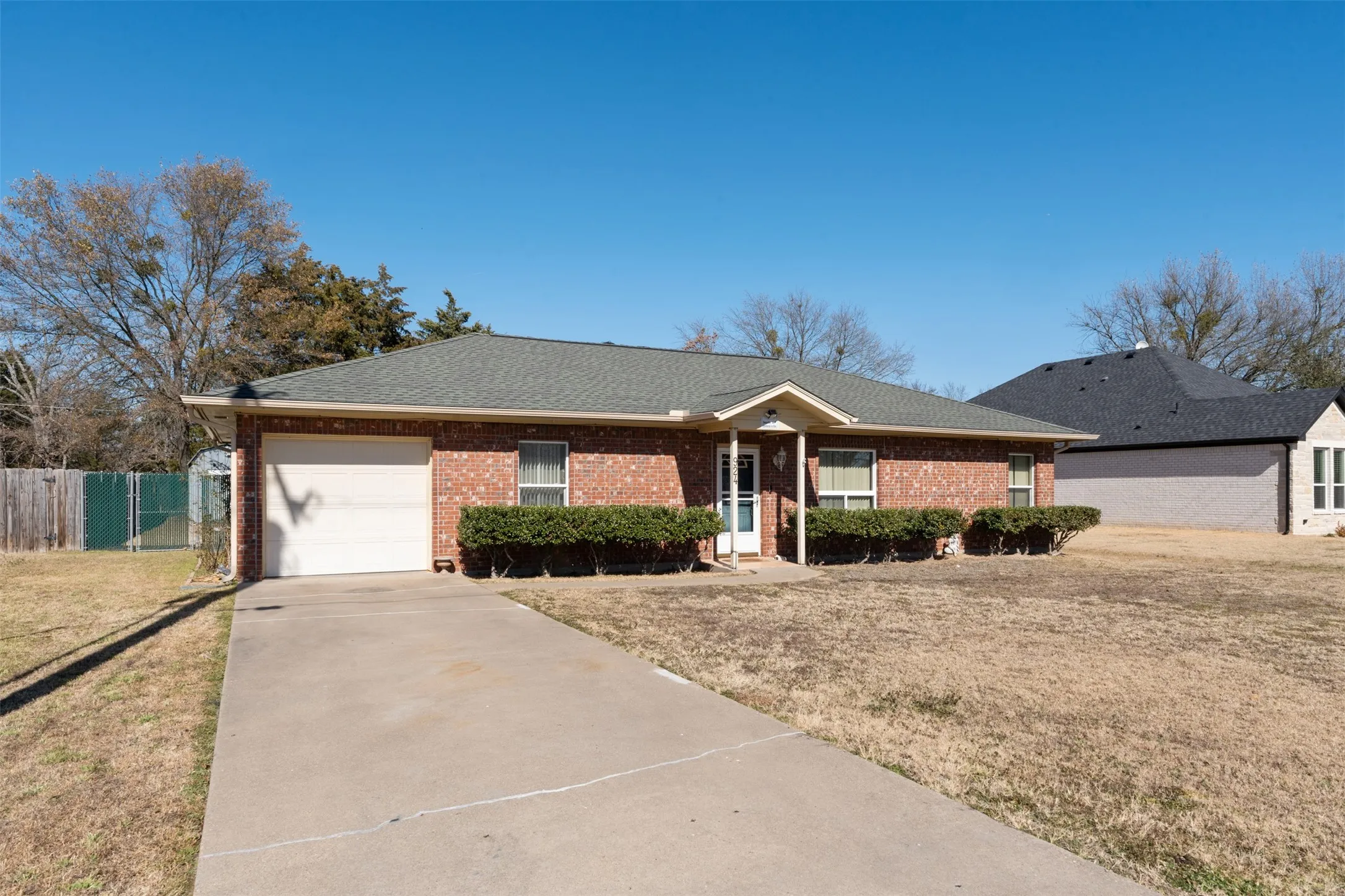 Single Family Residence For Sale in Henderson County , 924 Guam Street, Tool, Texas 75143, 3 Bedrooms, 2 Bathrooms, 1 Garage spaces, 1,568 Sqft, built in 2003, Preowned, Price $245,000, mls#21173717, Real Estate Agent in Tool, Homes For Sale in Henderson county, Homes For Sale in Tool, Realtor in Tool Texas, Real Estate Brokerage Independent Realty Texas, Luminita Cordes Realtor