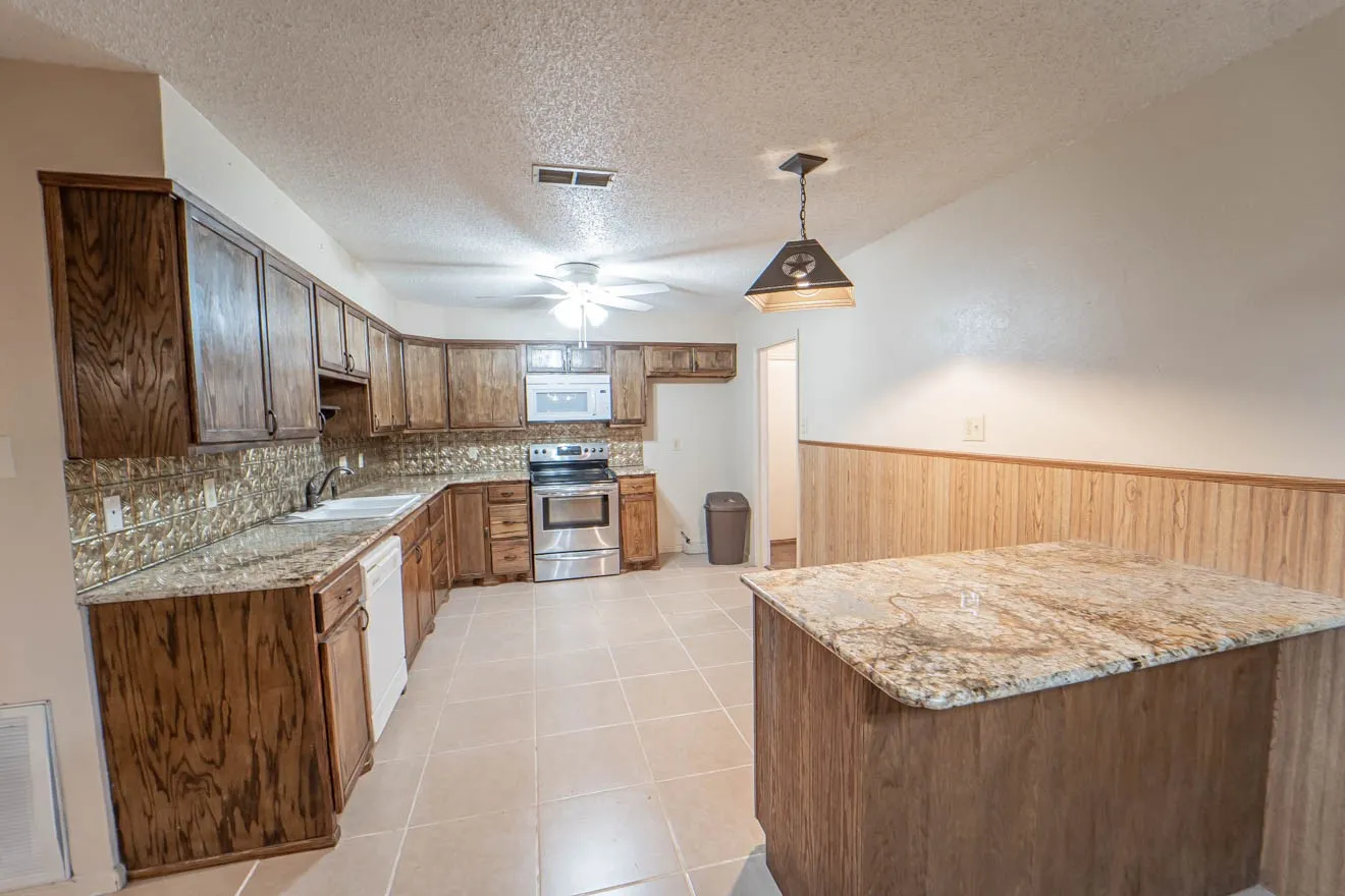 Single Family Residence For Sale in Stephens County , 2410 Sha Lane, Breckenridge, Texas 76424, 3 Bedroom, 2 Bathroom, 2 Garage spaces, 2,161 Sqft, built in 1975, mls#21173802, Real Estate Agent in Breckenridge, Homes For Sale in Stephens county, Homes For Sale in Breckenridge, Realtor in Breckenridge Texas, Real Estate Brokerage Independent Realty Texas, Luminita Cordes Realtor