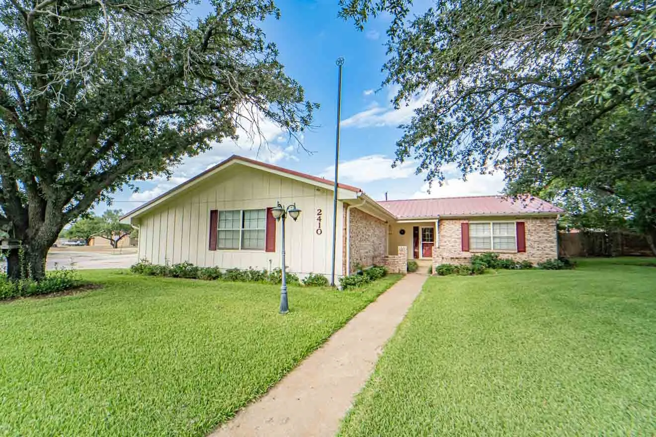 Single Family Residence For Sale in Stephens County , 2410 Sha Lane, Breckenridge, Texas 76424, 3 Bedroom, 2 Bathroom, 2 Garage spaces, 2,161 Sqft, built in 1975, mls#21173802, Real Estate Agent in Breckenridge, Homes For Sale in Stephens county, Homes For Sale in Breckenridge, Realtor in Breckenridge Texas, Real Estate Brokerage Independent Realty Texas, Luminita Cordes Realtor
