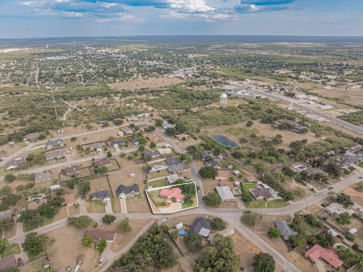 Single Family Residence For Sale in Stephens County , 2410 Sha Lane, Breckenridge, Texas 76424, 3 Bedroom, 2 Bathroom, 2 Garage spaces, 2,161 Sqft, built in 1975, mls#21173802, Real Estate Agent in Breckenridge, Homes For Sale in Stephens county, Homes For Sale in Breckenridge, Realtor in Breckenridge Texas, Real Estate Brokerage Independent Realty Texas, Luminita Cordes Realtor