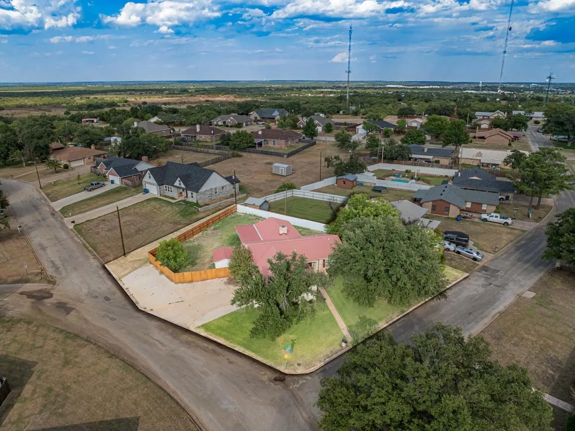 Single Family Residence For Sale in Stephens County , 2410 Sha Lane, Breckenridge, Texas 76424, 3 Bedroom, 2 Bathroom, 2 Garage spaces, 2,161 Sqft, built in 1975, mls#21173802, Real Estate Agent in Breckenridge, Homes For Sale in Stephens county, Homes For Sale in Breckenridge, Realtor in Breckenridge Texas, Real Estate Brokerage Independent Realty Texas, Luminita Cordes Realtor