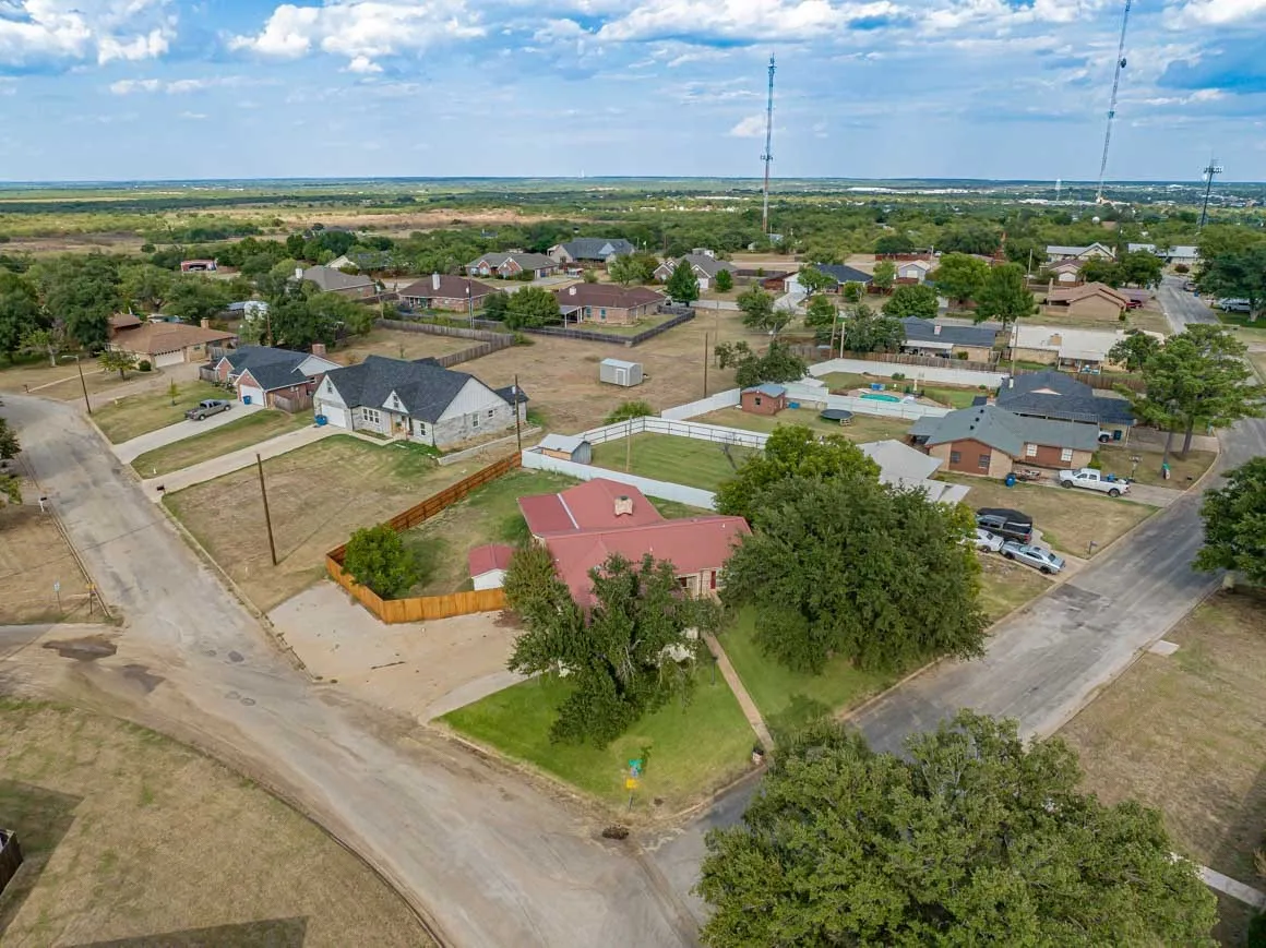 Single Family Residence For Sale in Stephens County , 2410 Sha Lane, Breckenridge, Texas 76424, 3 Bedroom, 2 Bathroom, 2 Garage spaces, 2,161 Sqft, built in 1975, mls#21173802, Real Estate Agent in Breckenridge, Homes For Sale in Stephens county, Homes For Sale in Breckenridge, Realtor in Breckenridge Texas, Real Estate Brokerage Independent Realty Texas, Luminita Cordes Realtor